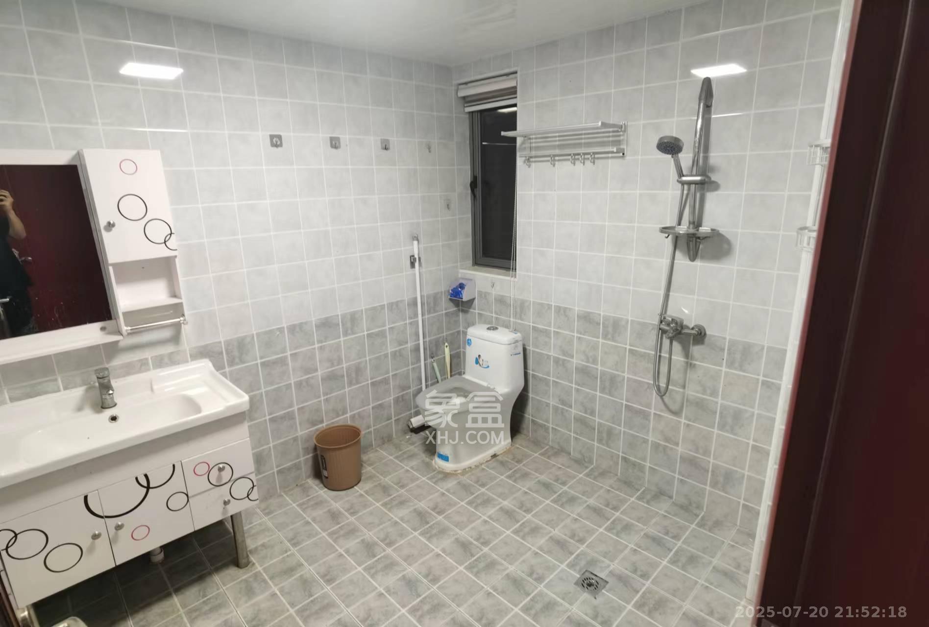 八方小区B区  3室2厅2卫   4500.00元/月室内图