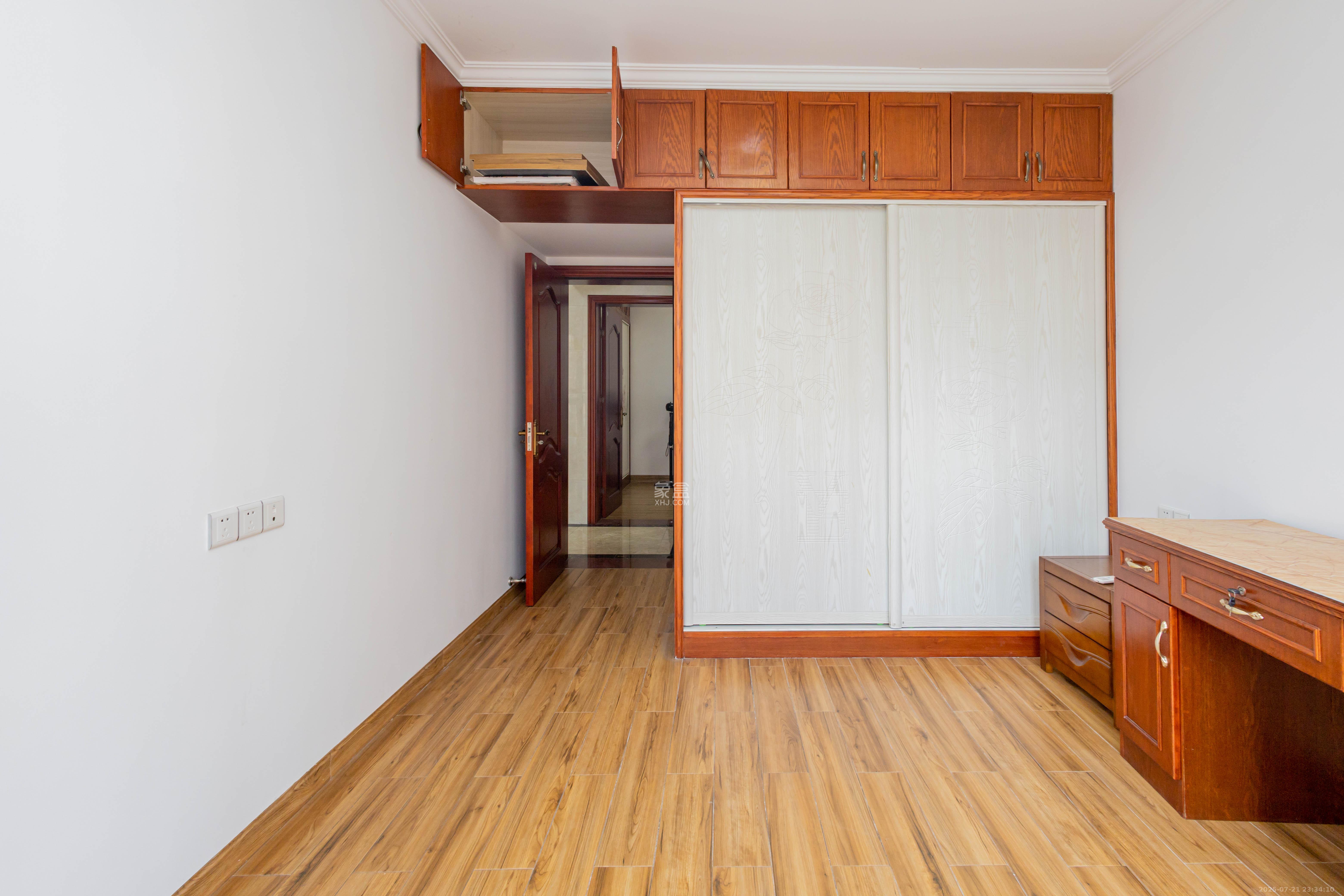 三景华御  3室2厅1卫    60.8万卧室