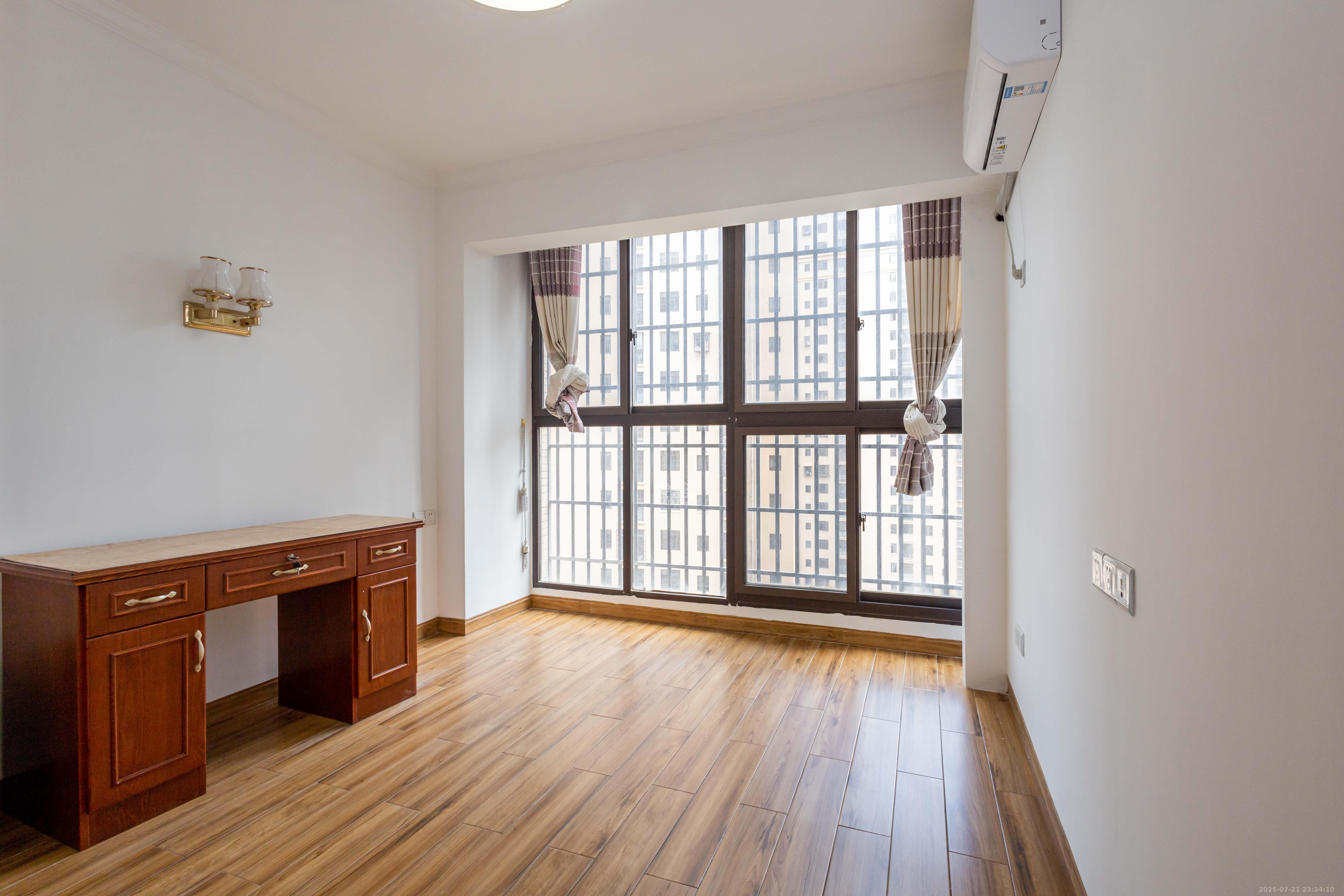 三景华御  3室2厅1卫    60.8万卧室