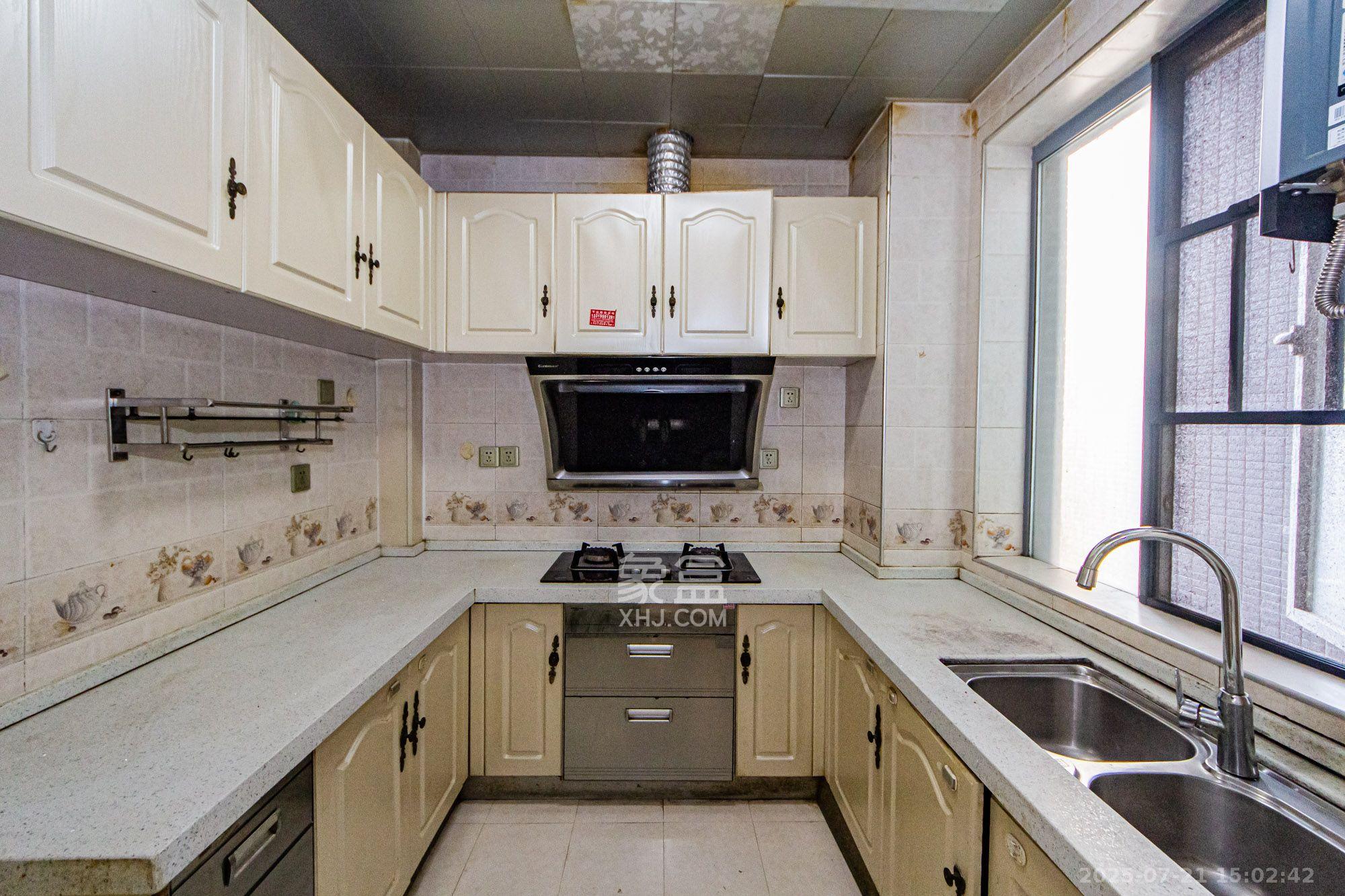 滨江君悦香邸  4室1厅1卫    2600.0元/月 滨江君悦香邸  4室1厅1卫    2600.0元/月室内图