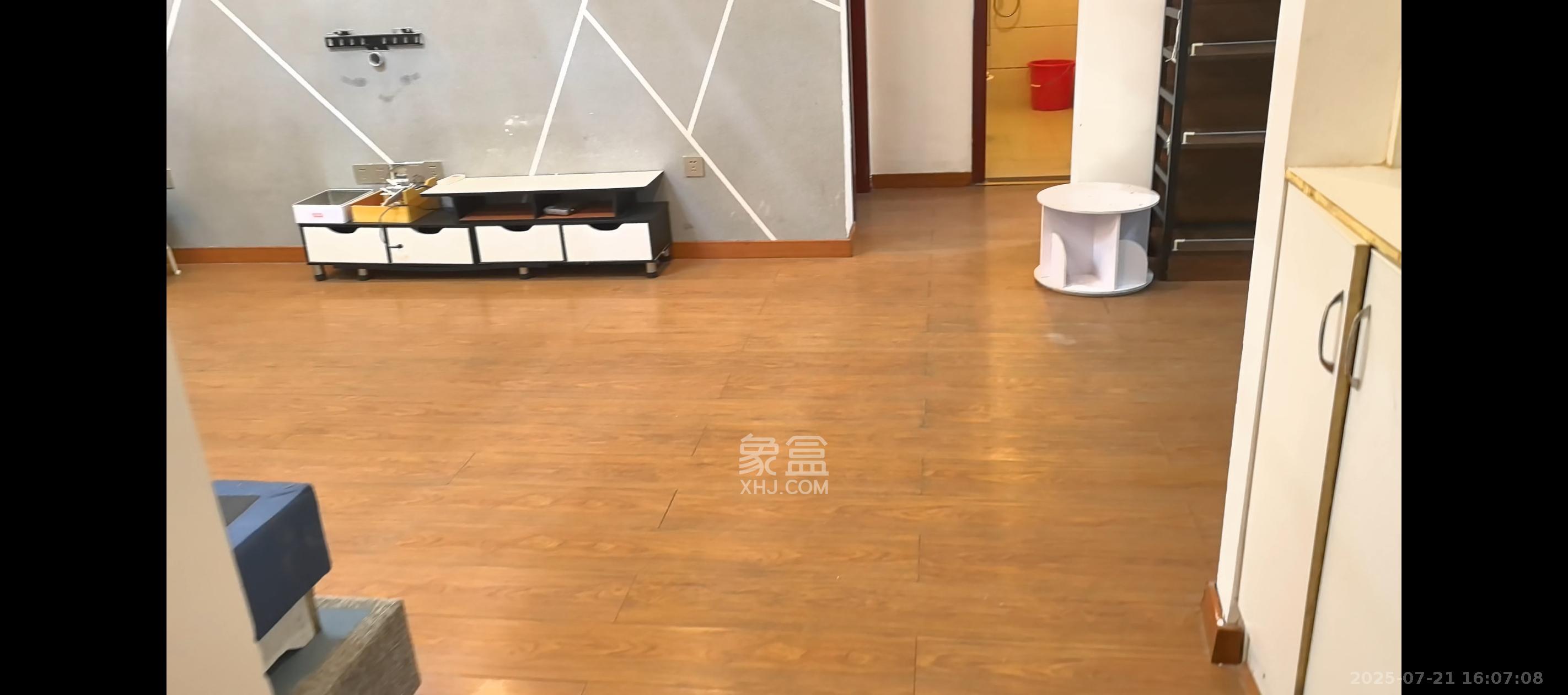 金地格林公馆  3室2厅2卫   2600.00元/月