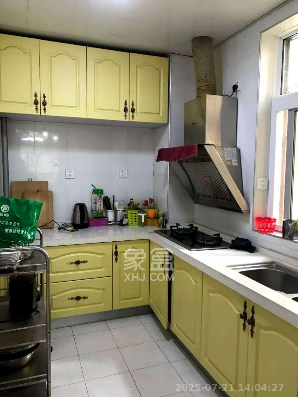 嘉盛华庭(一期、二期、三期) 3室2厅2卫 2400.0元/月 嘉盛华庭(一期、二期、三期) 3室2厅2卫 2400.0元/月室内图