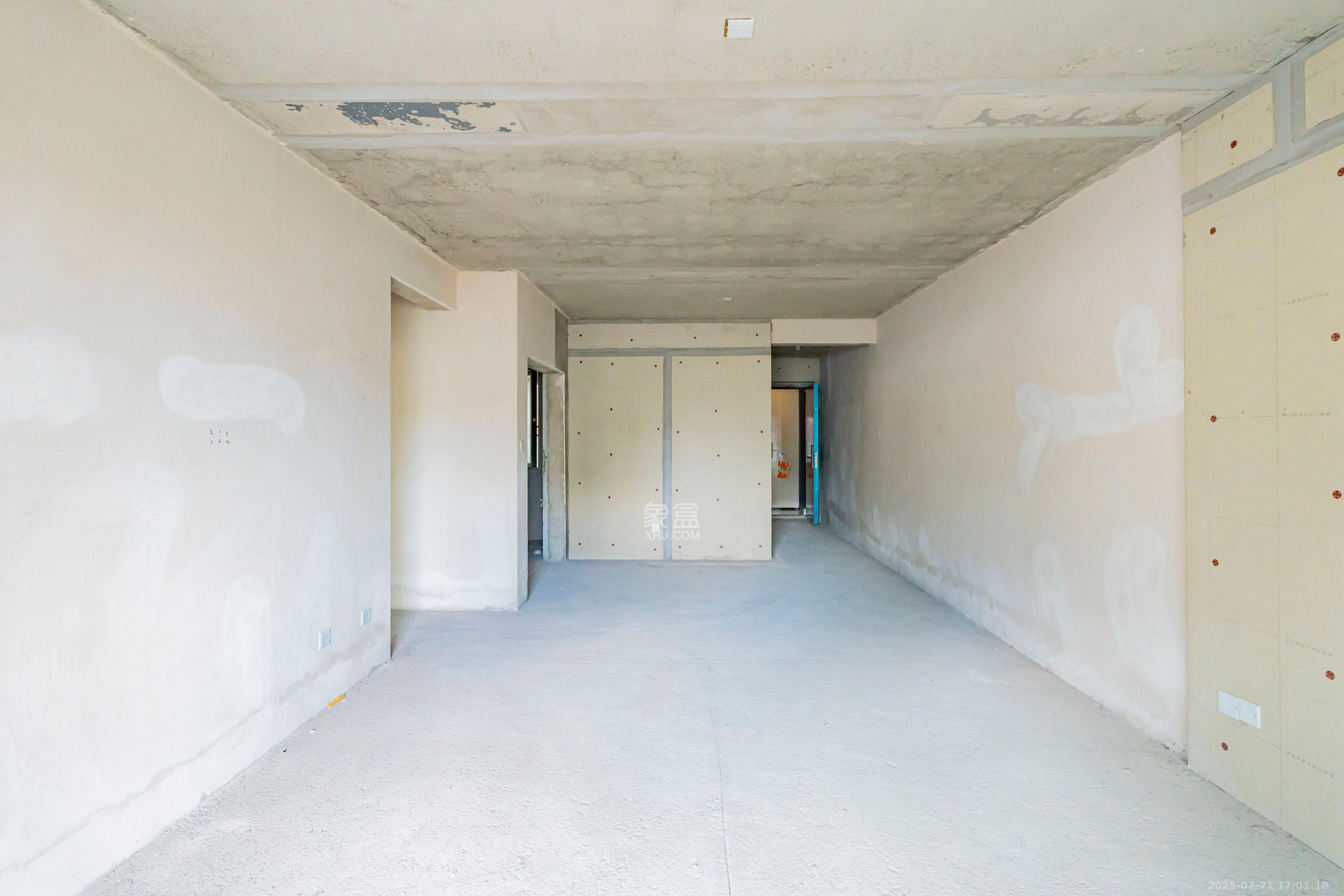 城发恒伟东风映1897  4室2厅2卫    200.0万客厅