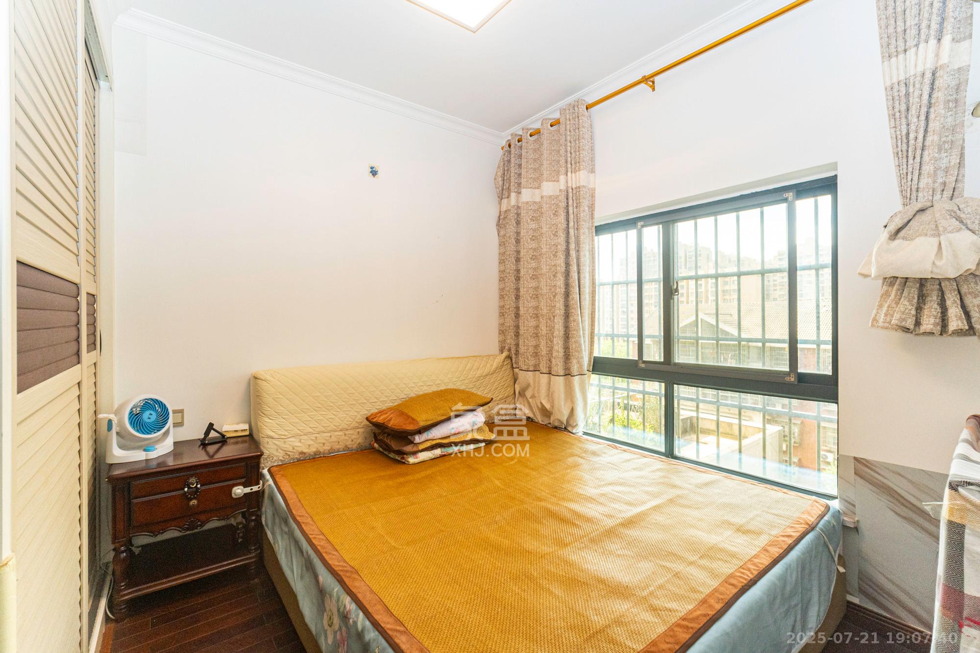 花样年华  4室2厅2卫    78.8万卧室