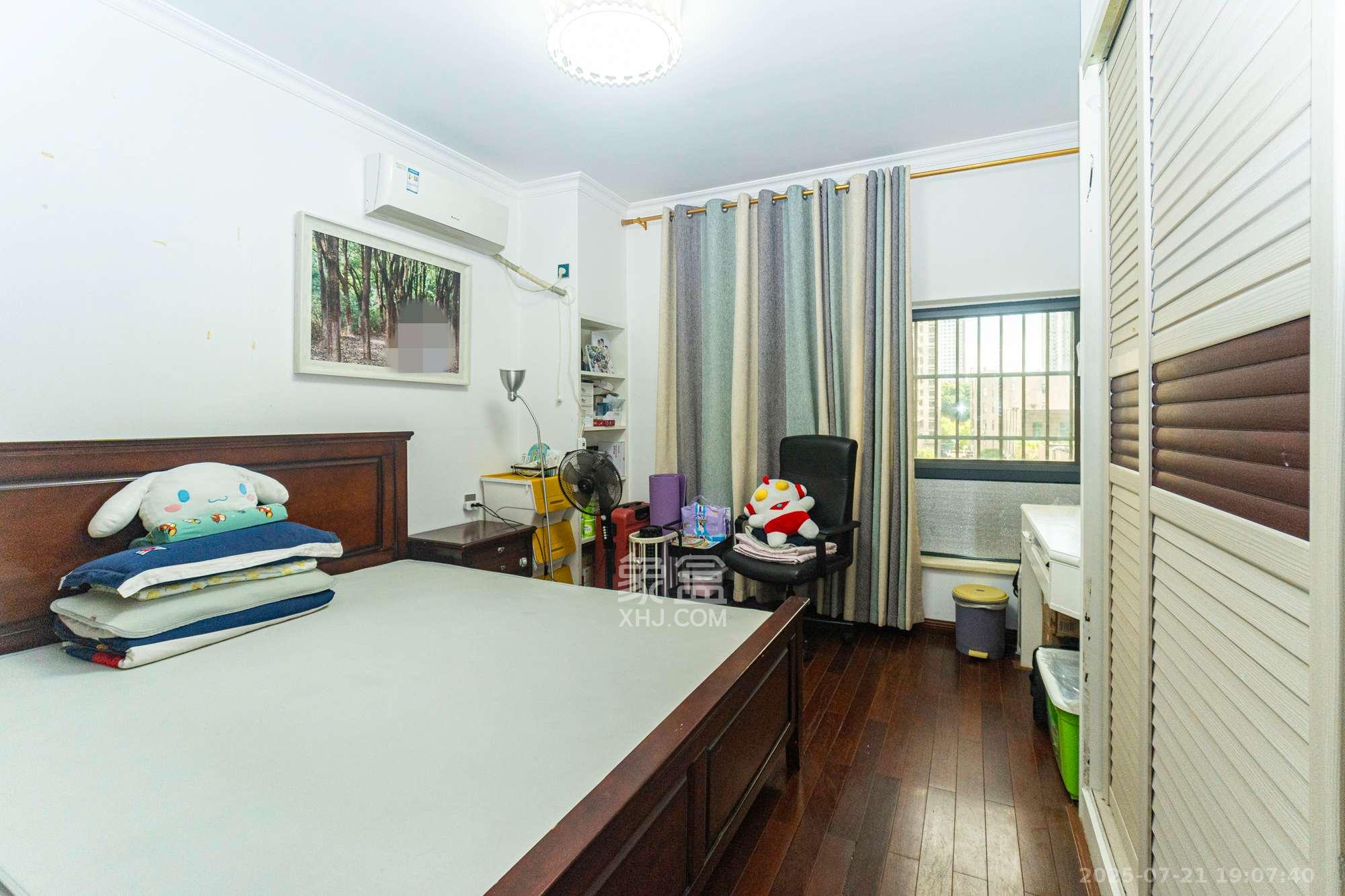 花样年华  4室2厅2卫    78.8万卧室