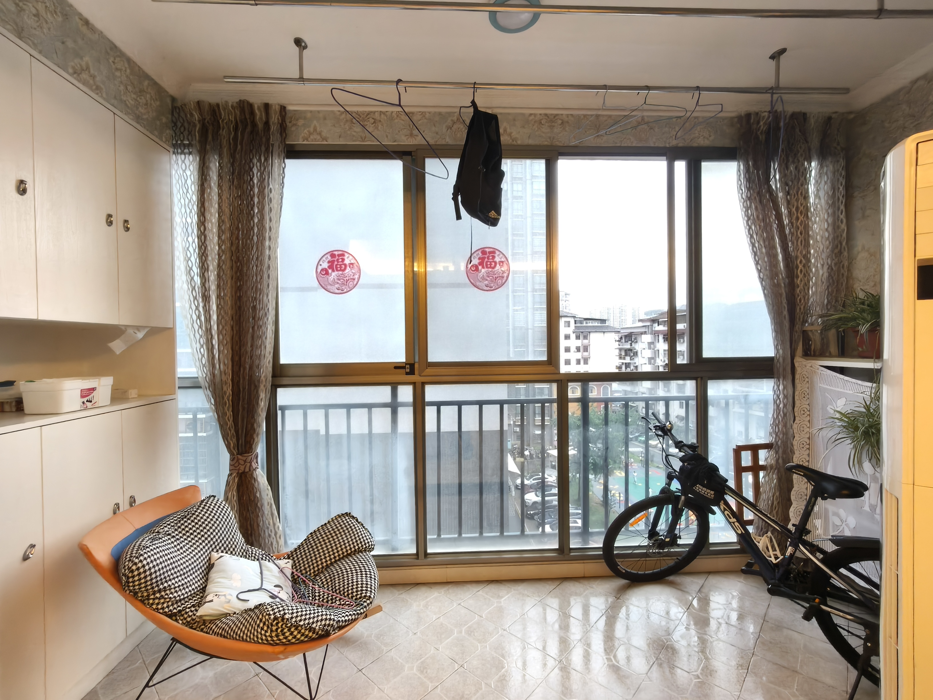 南岸晶都  3室2厅2卫   70.00万客厅