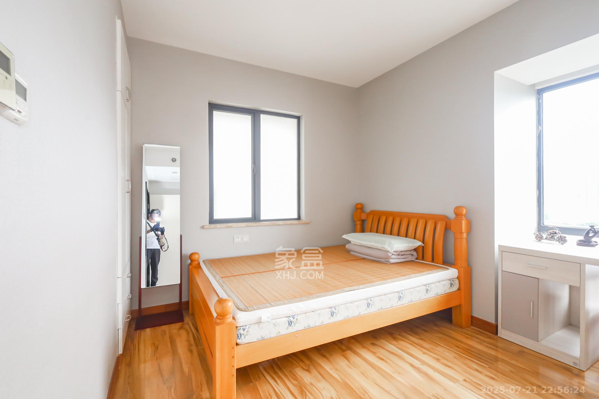 景秀江山  4室2厅2卫    190.0万卧室