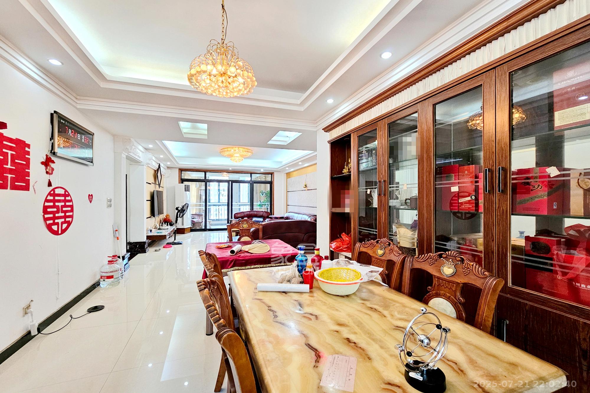 中隆国际御玺  4室2厅1卫    245.0万客厅