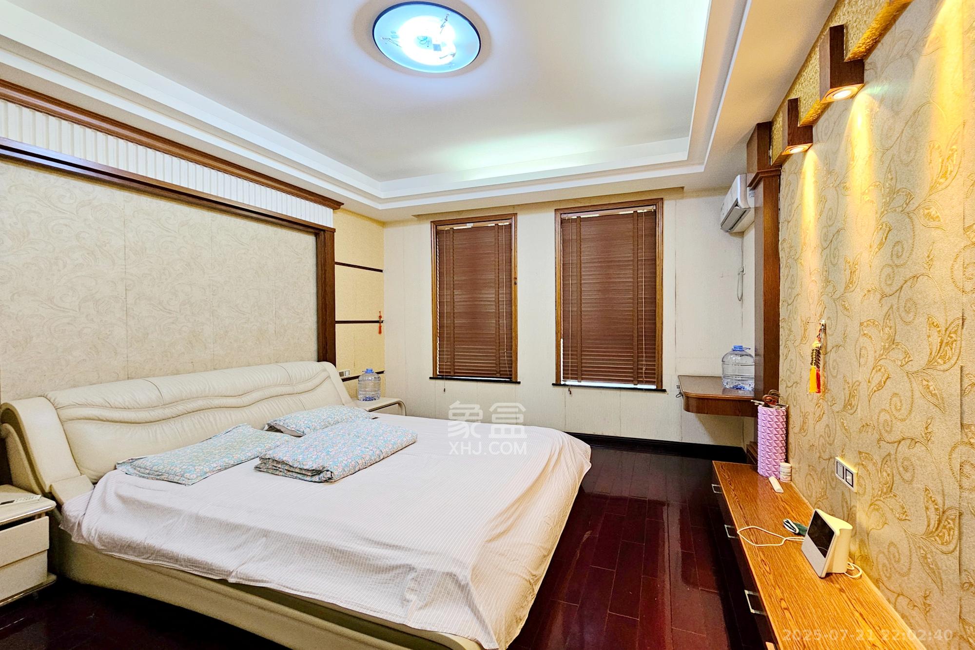 中隆国际御玺  4室2厅1卫    245.0万卧室