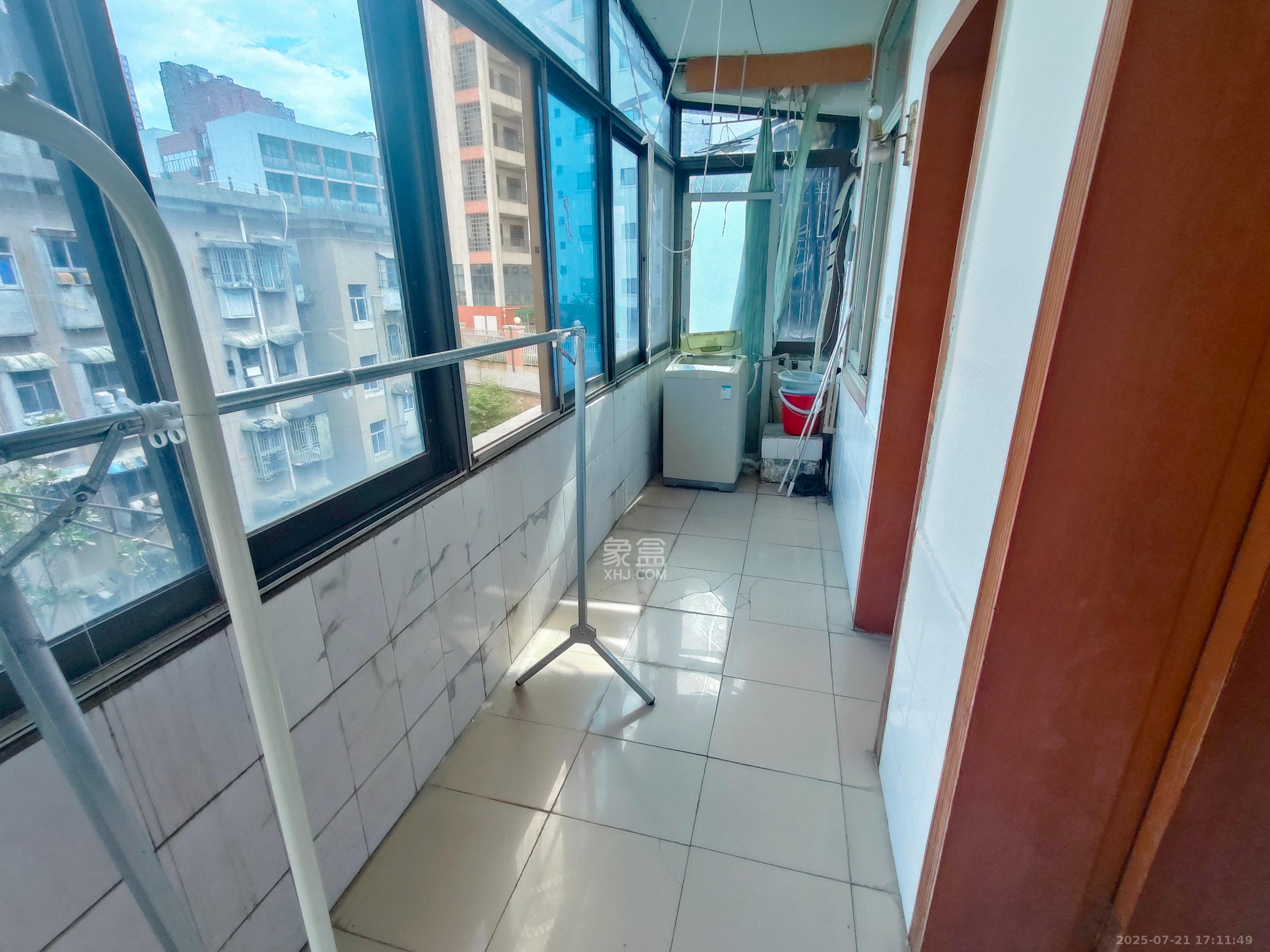 红旗区一片 3室2厅1卫 2000.0元/月 红旗区一片 3室2厅1卫 2000.0元/月室内图