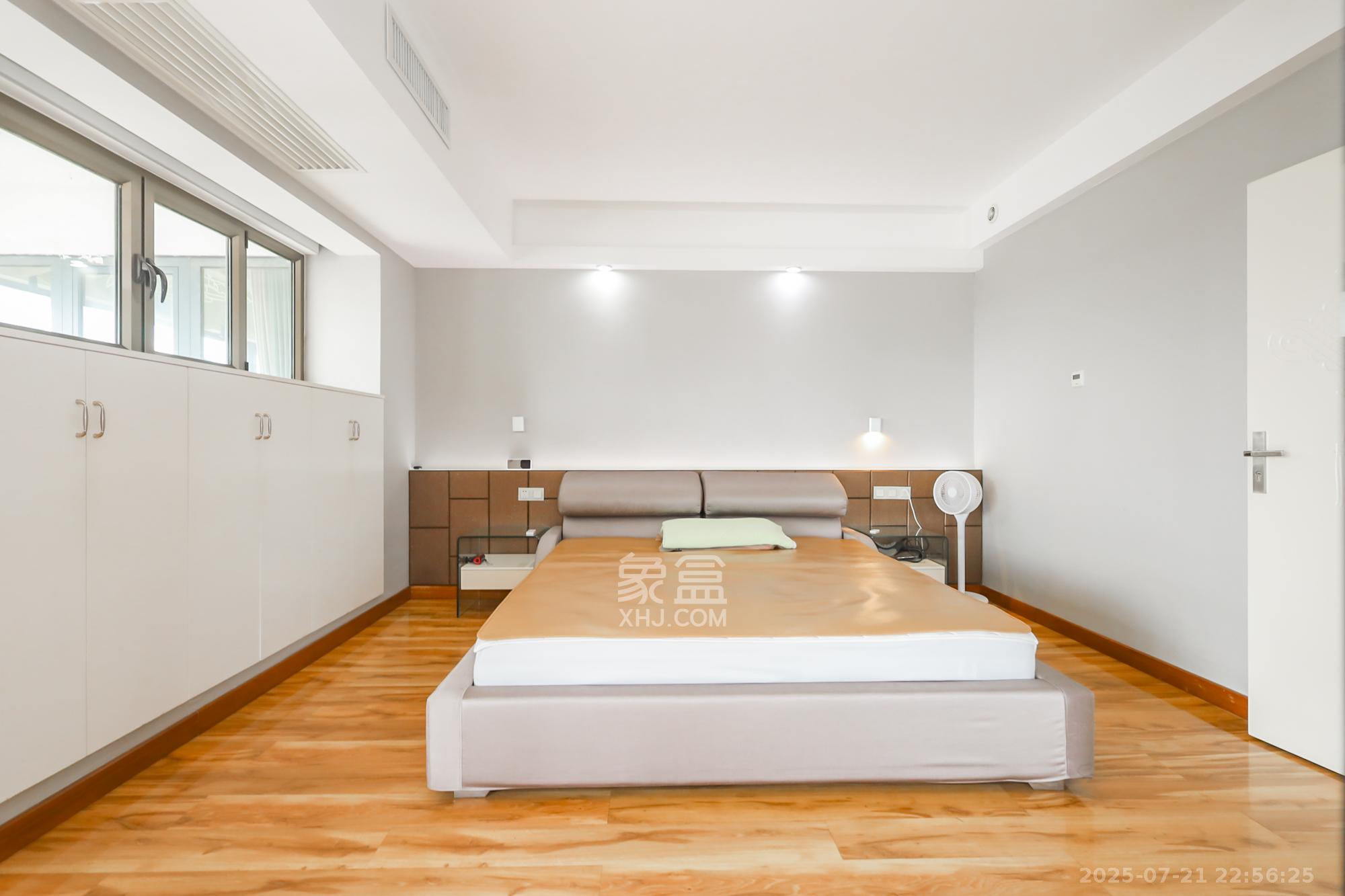 景秀江山  4室2厅2卫    190.0万卧室