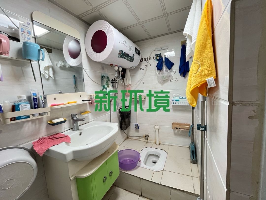 区房产公司综合楼  2室2厅1卫   32.80万客厅