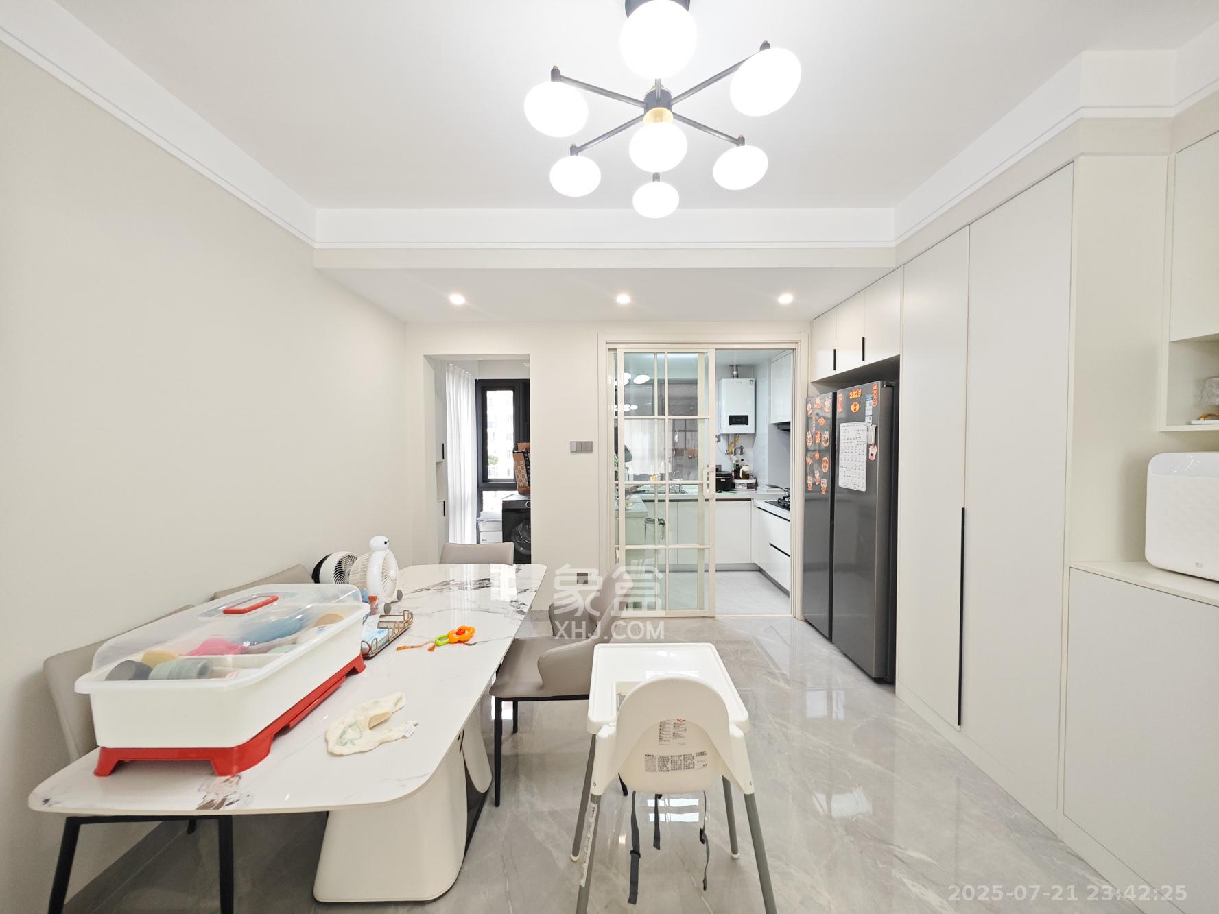 长房明宸府  3室2厅2卫    110.0万客厅