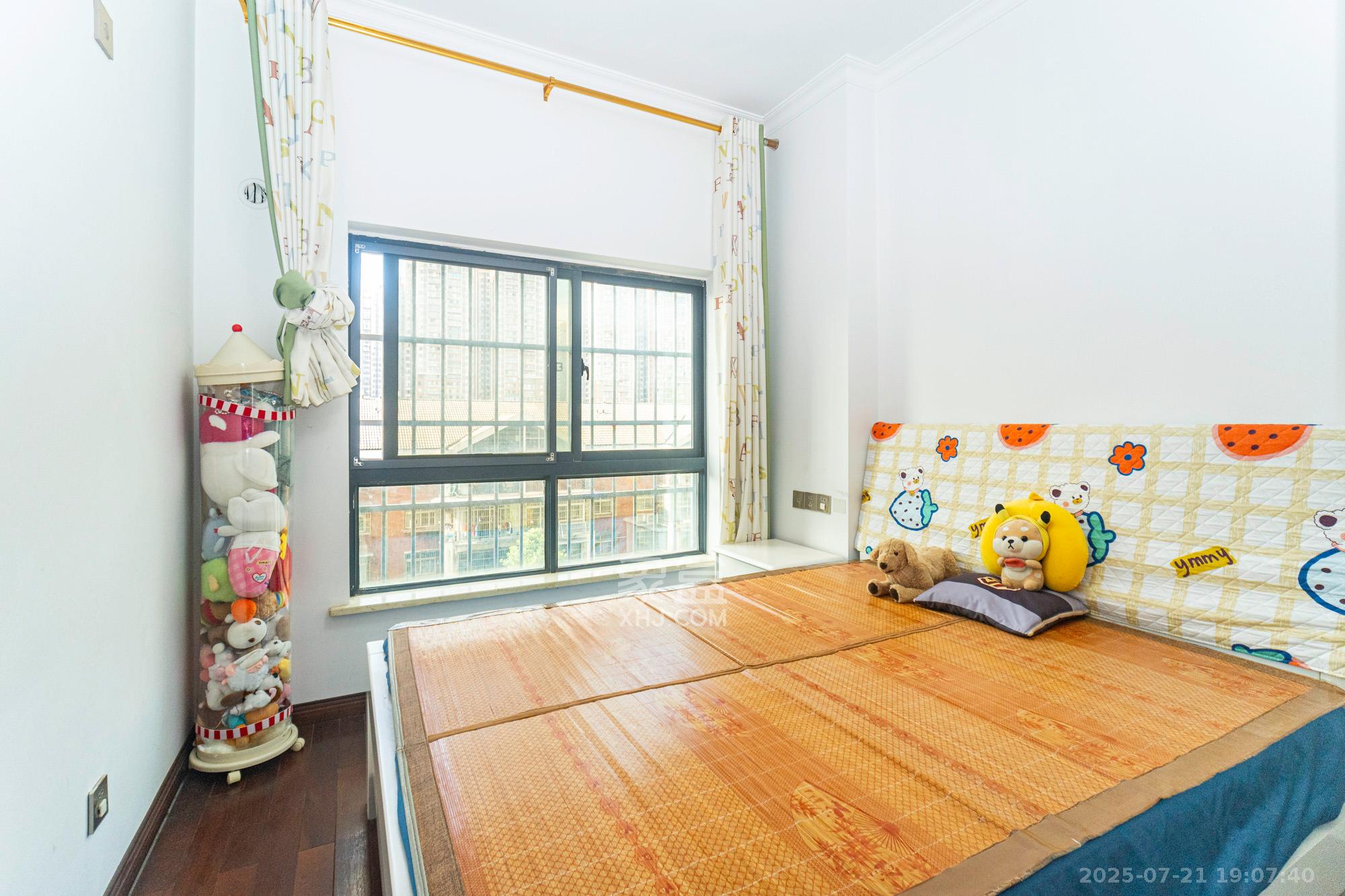 花样年华  4室2厅2卫    78.8万卧室