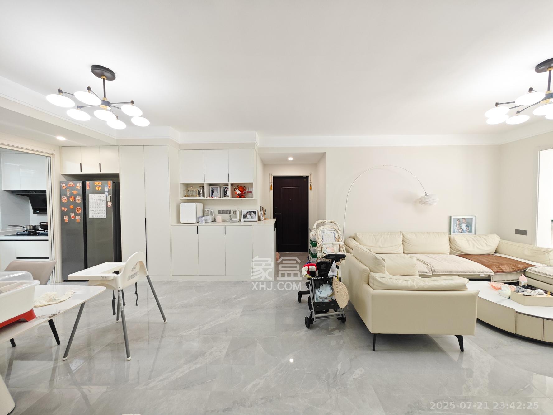 长房明宸府 3室2厅2卫 110.0万 长房明宸府 3室2厅2卫 110.0万客厅