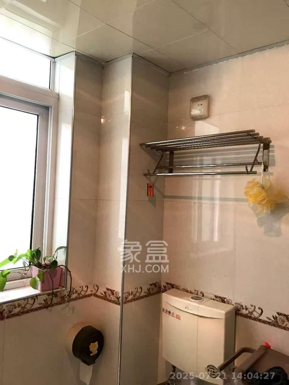 嘉盛华庭(一期、二期、三期) 3室2厅2卫 2400.0元/月 嘉盛华庭(一期、二期、三期) 3室2厅2卫 2400.0元/月室内图