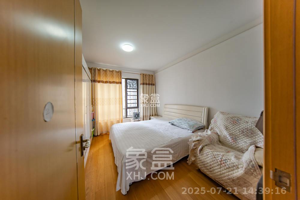 中海国际四期  3室2厅2卫    2200.0元/月 中海国际四期  3室2厅2卫    2200.0元/月室内图