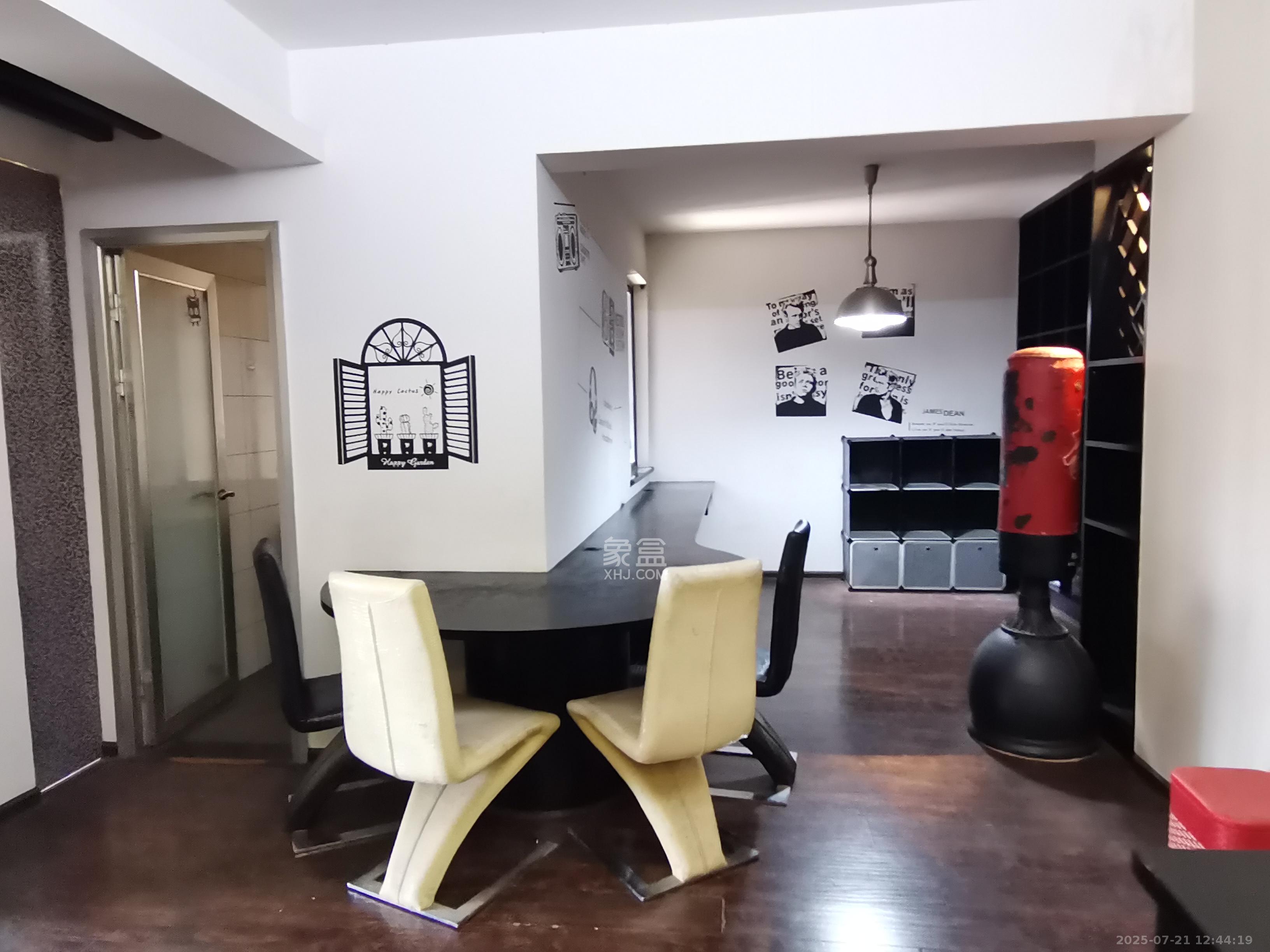 层上观邸 2室2厅1卫 2100.0元/月 层上观邸 2室2厅1卫 2100.0元/月室内图