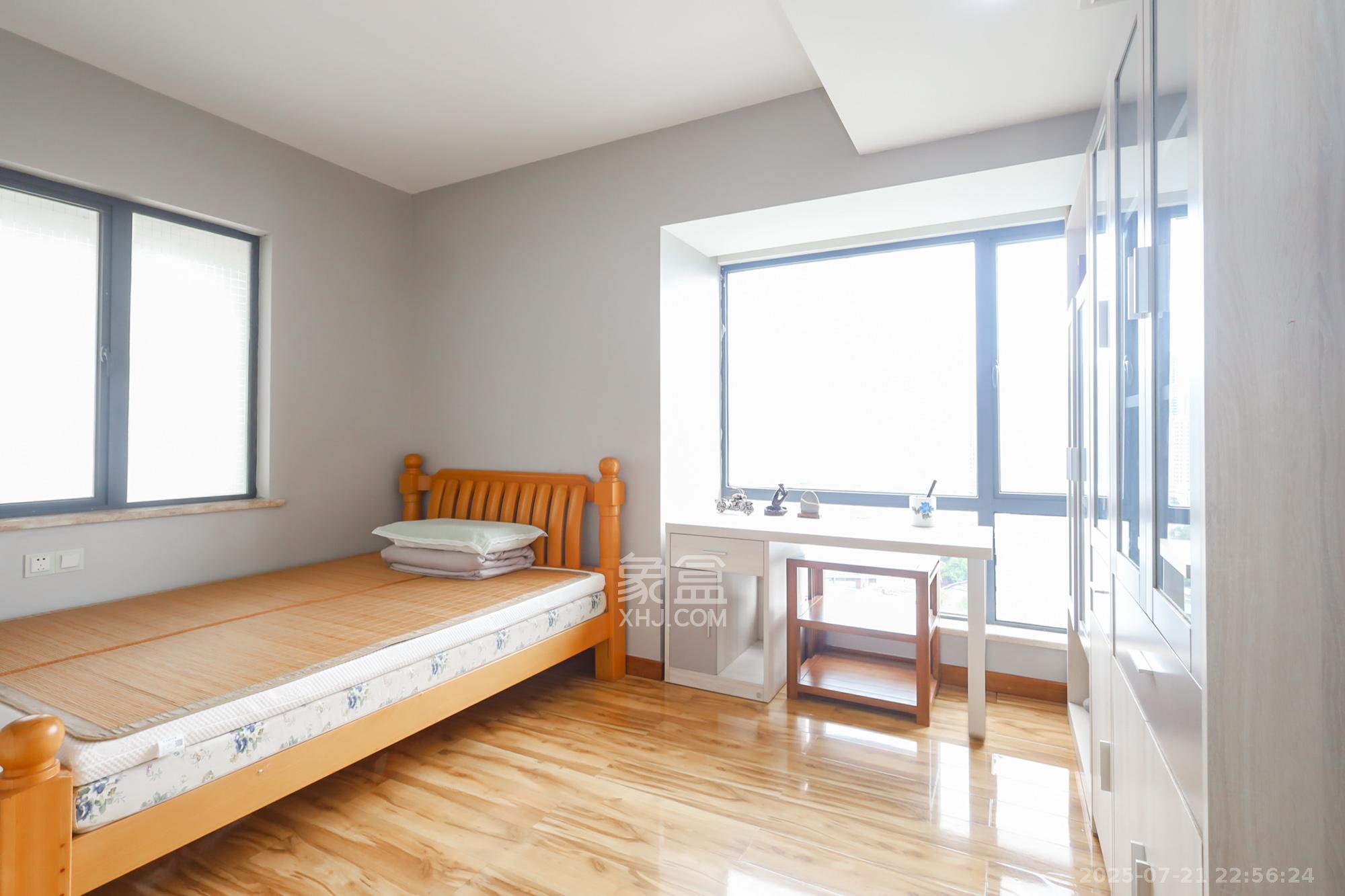 景秀江山  4室2厅2卫    190.0万卧室