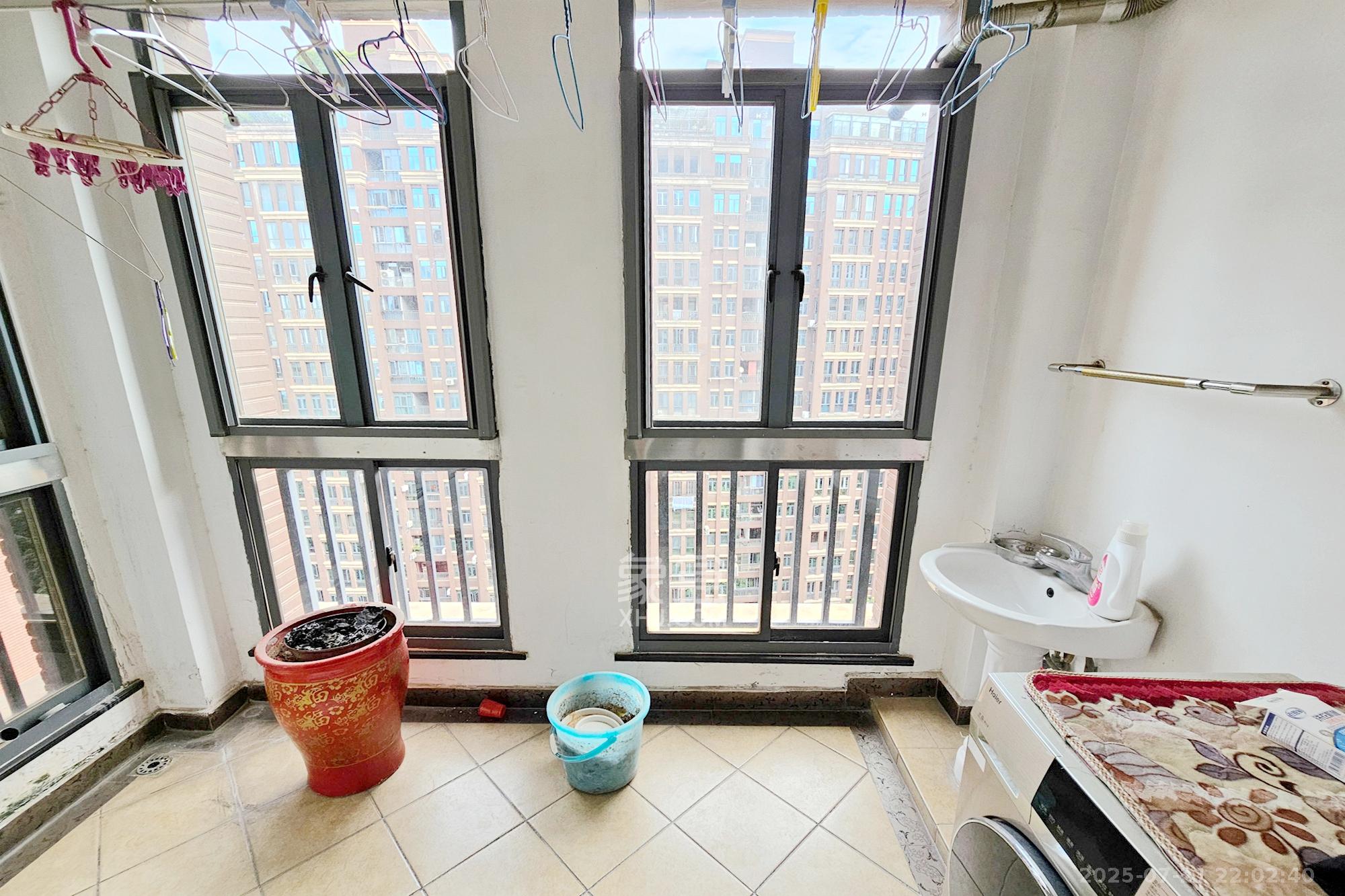 中隆国际御玺  4室2厅1卫    245.0万阳台