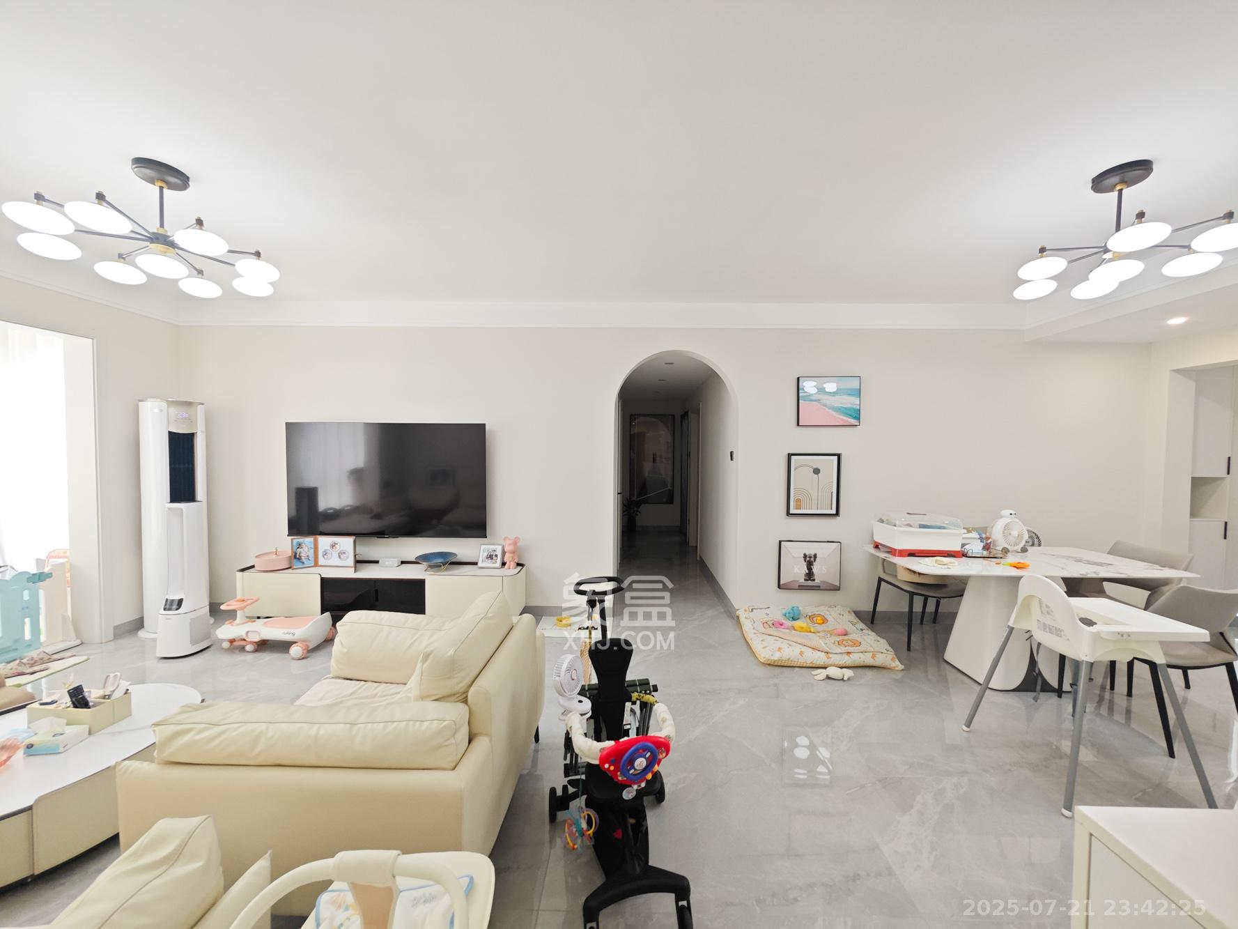 长房明宸府  3室2厅2卫    110.0万客厅