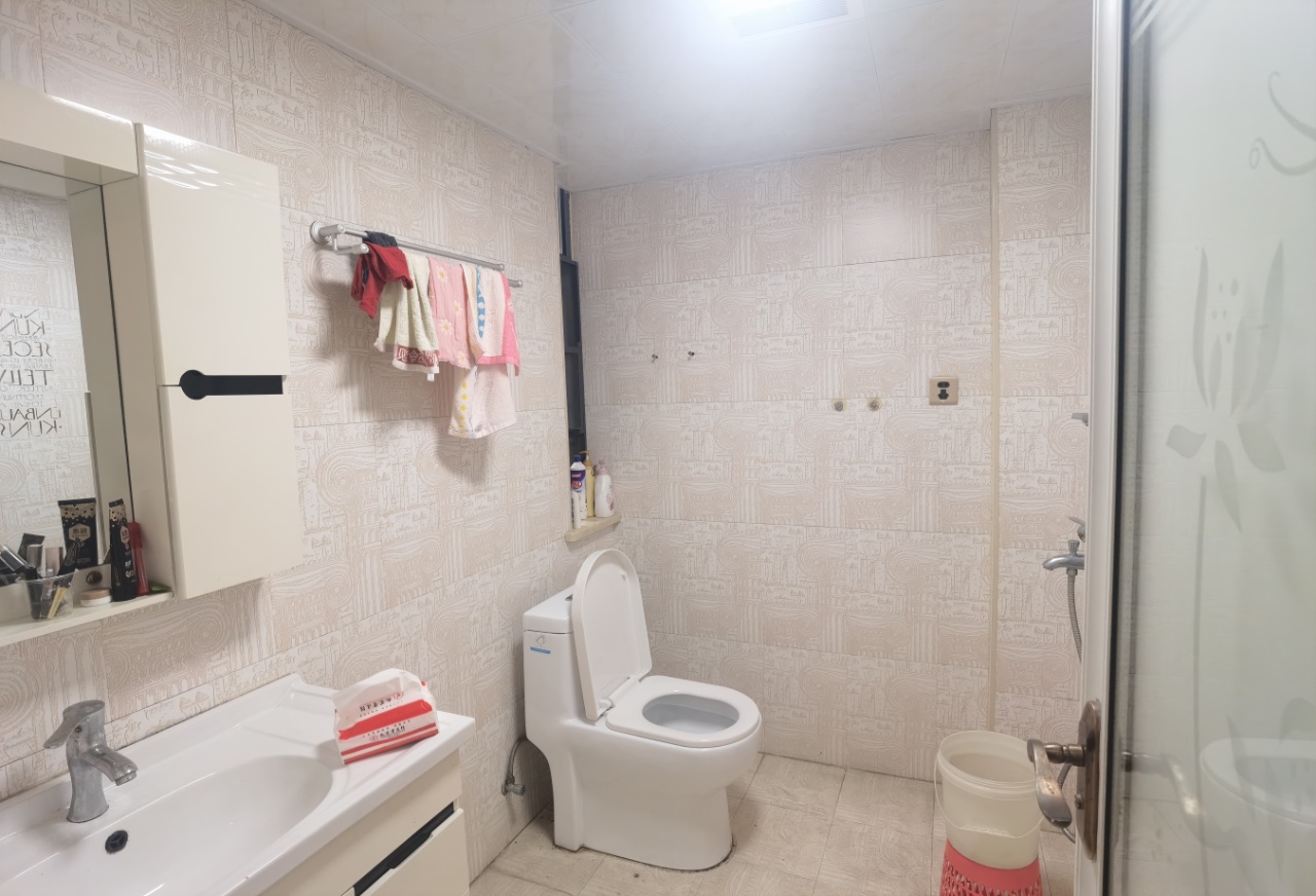 东方新城  3室2厅2卫   1500.00元/月室内图