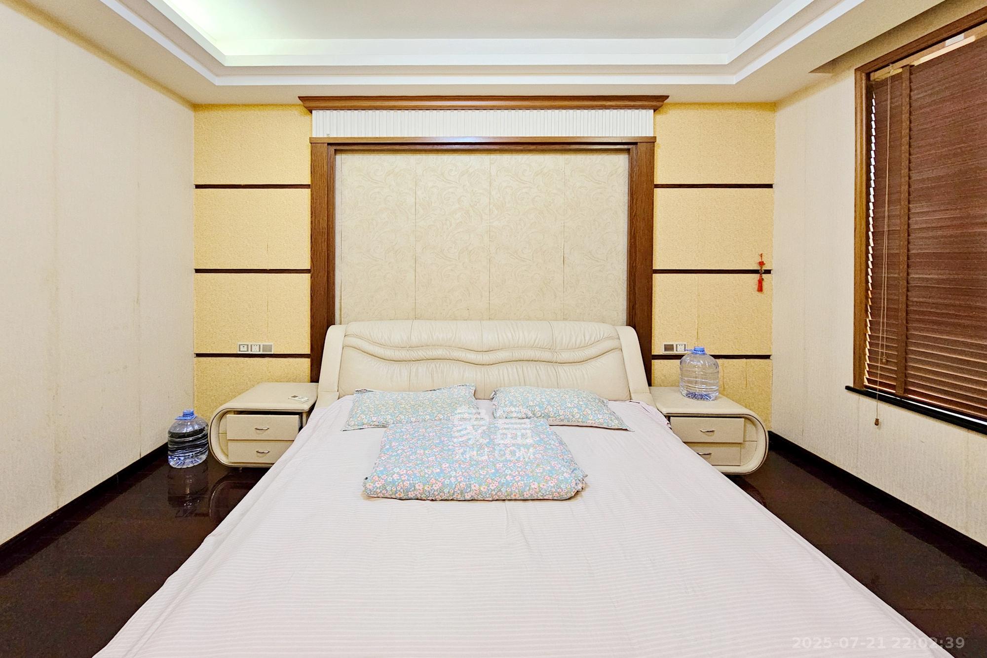 中隆国际御玺  4室2厅1卫    245.0万卧室