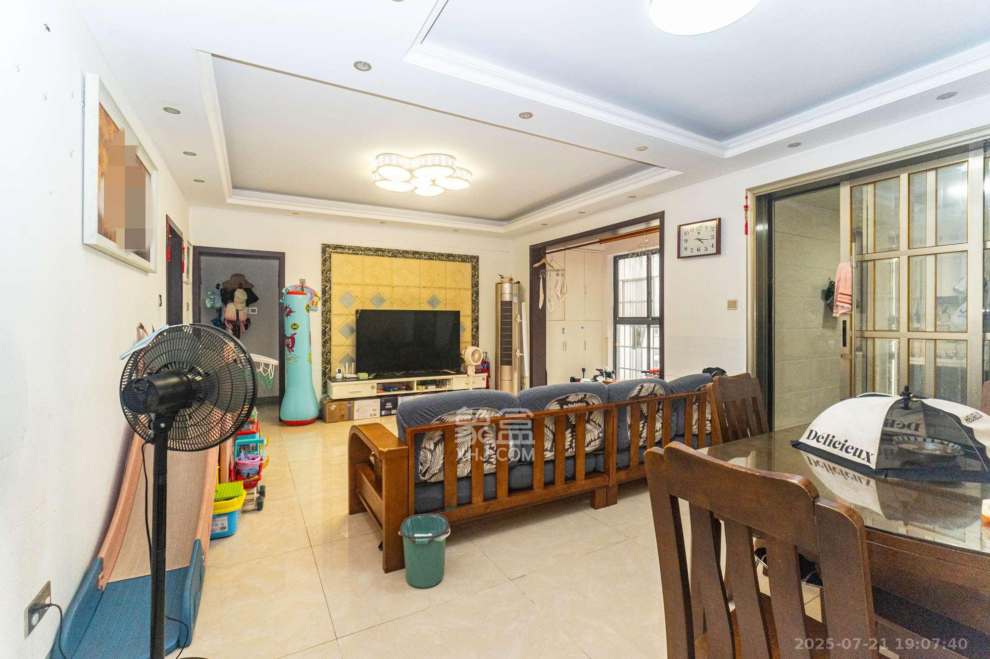 花样年华  4室2厅2卫    78.8万客厅