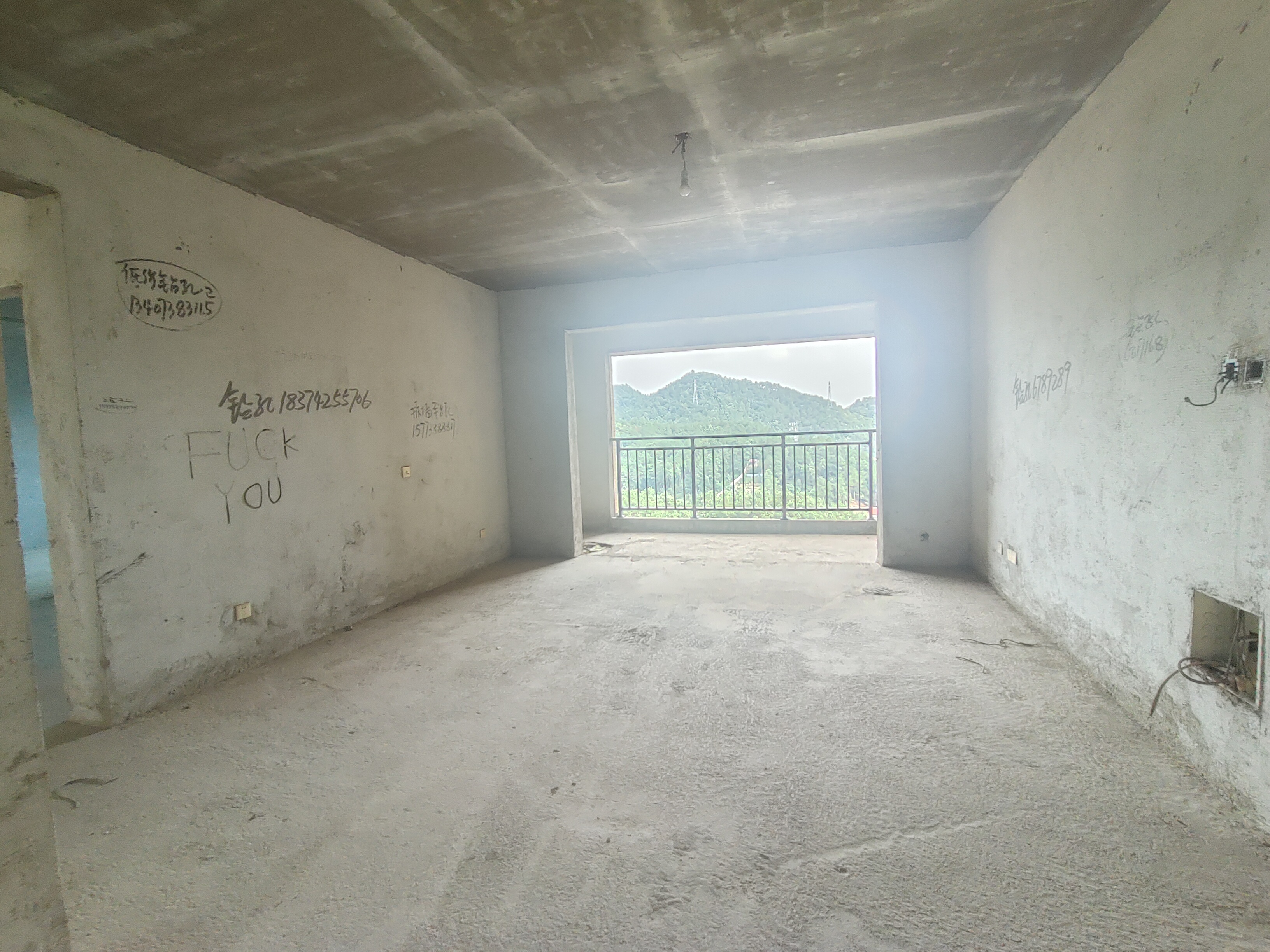 悦江山 4室2厅2卫 69.8万 悦江山 4室2厅2卫 69.8万客厅