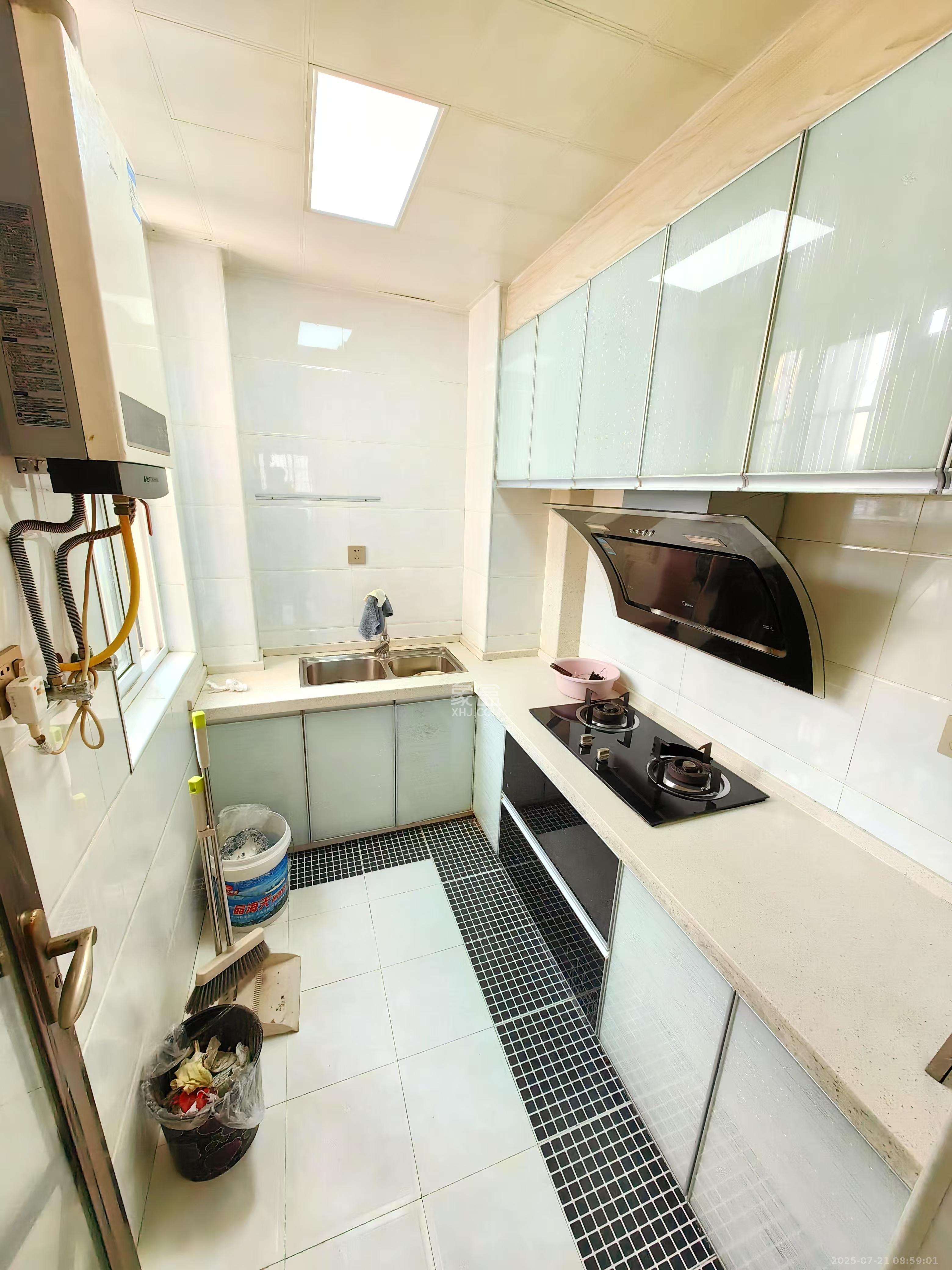 嘉顺苑 3室2厅2卫 2400.0元/月 嘉顺苑 3室2厅2卫 2400.0元/月室内图