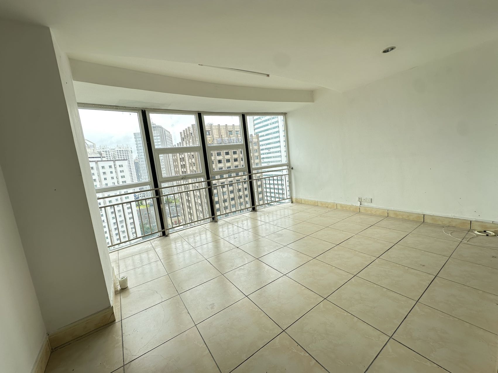 港澳发展大厦 5室2厅2卫 220.0万 港澳发展大厦 5室2厅2卫 220.0万室内图