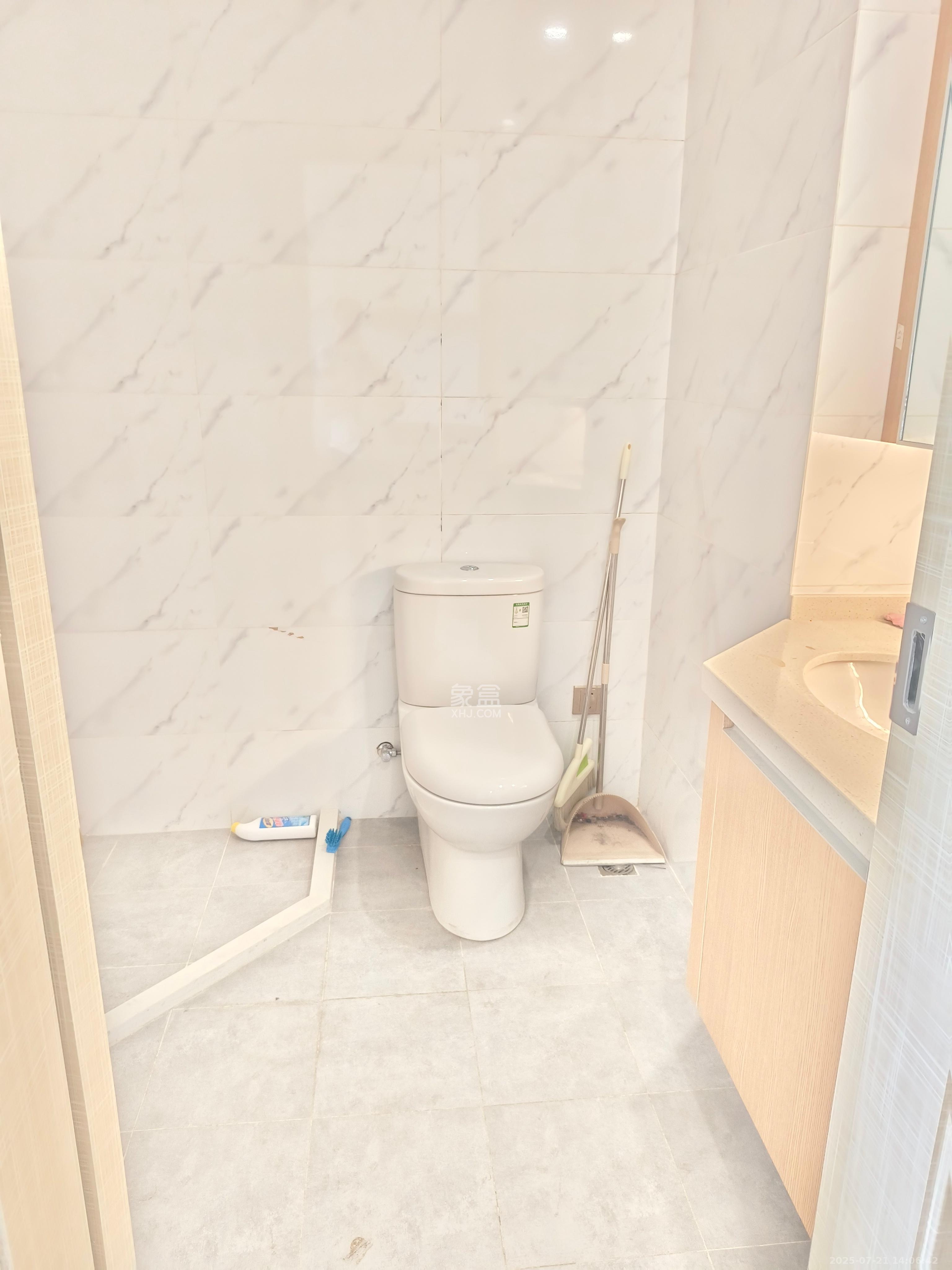 中交广场公寓  1室1厅1卫    1800.0元/月 中交广场公寓  1室1厅1卫    1800.0元/月室内图