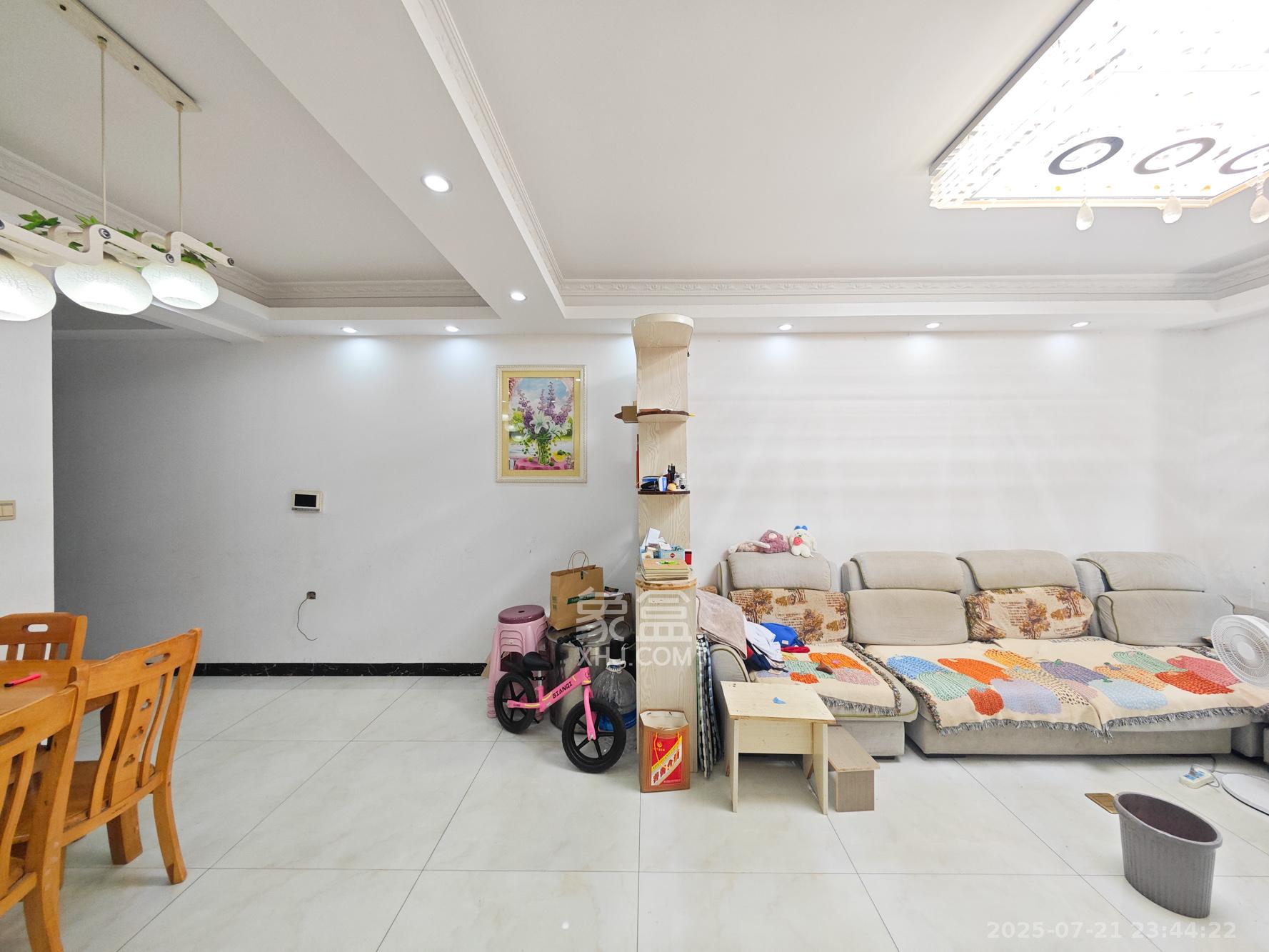 中豪城南时代(中豪南苑) 1室0厅0卫 70.0万 中豪城南时代(中豪南苑) 1室0厅0卫 70.0万客厅