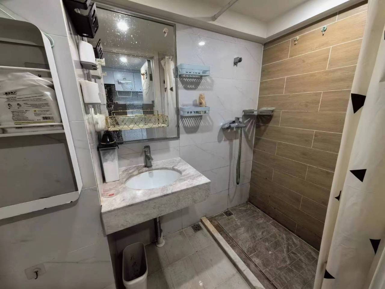 保利中央海岸三期熙园  1室1厅1卫    2000.0元/月 保利中央海岸三期熙园  1室1厅1卫    2000.0元/月室内图