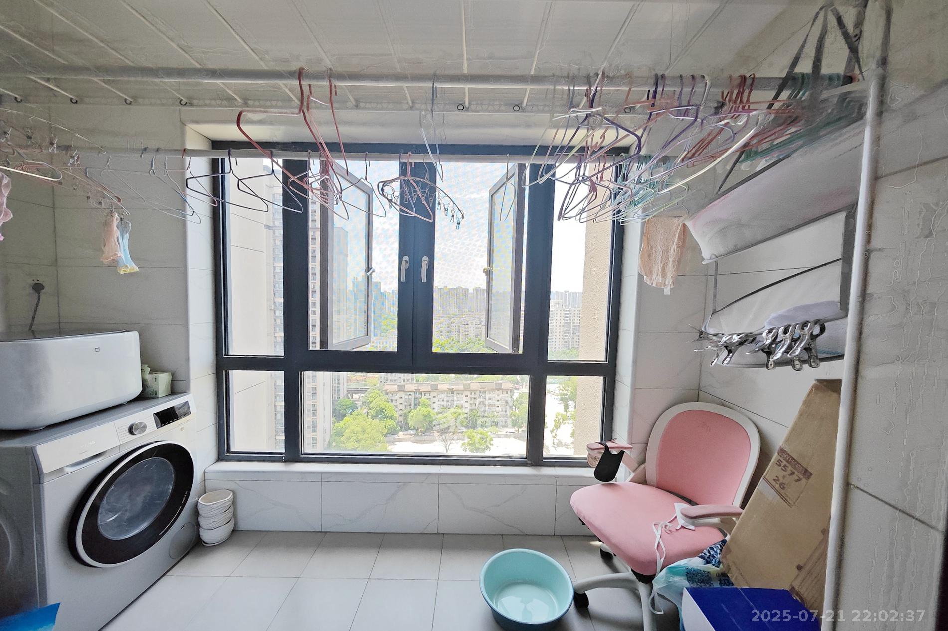 建发中央悦府  4室2厅2卫   200.00万阳台