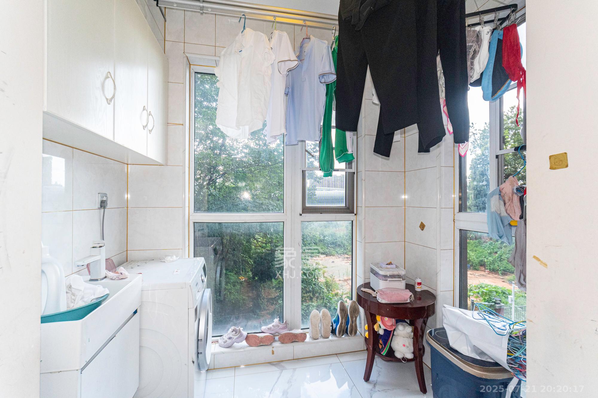 荣盛花语城  3室2厅1卫    52.8万 荣盛花语城  3室2厅1卫    52.8万阳台