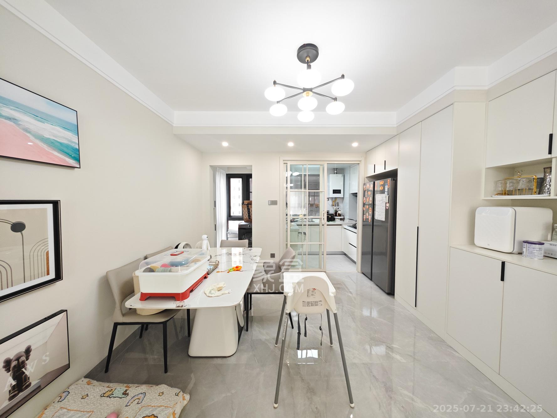 长房明宸府  3室2厅2卫    110.0万客厅