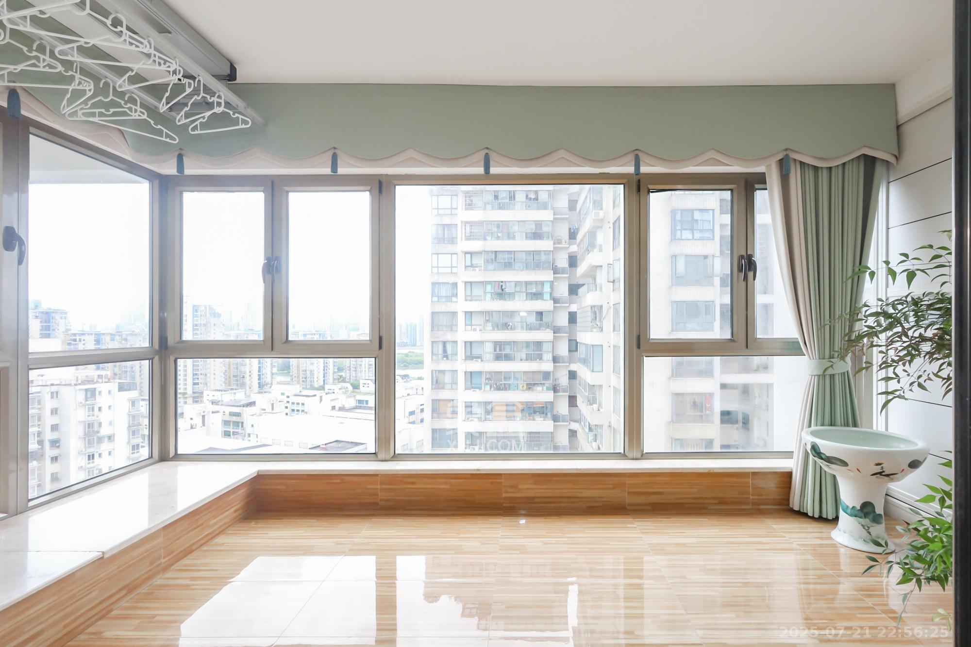 景秀江山  4室2厅2卫    190.0万阳台