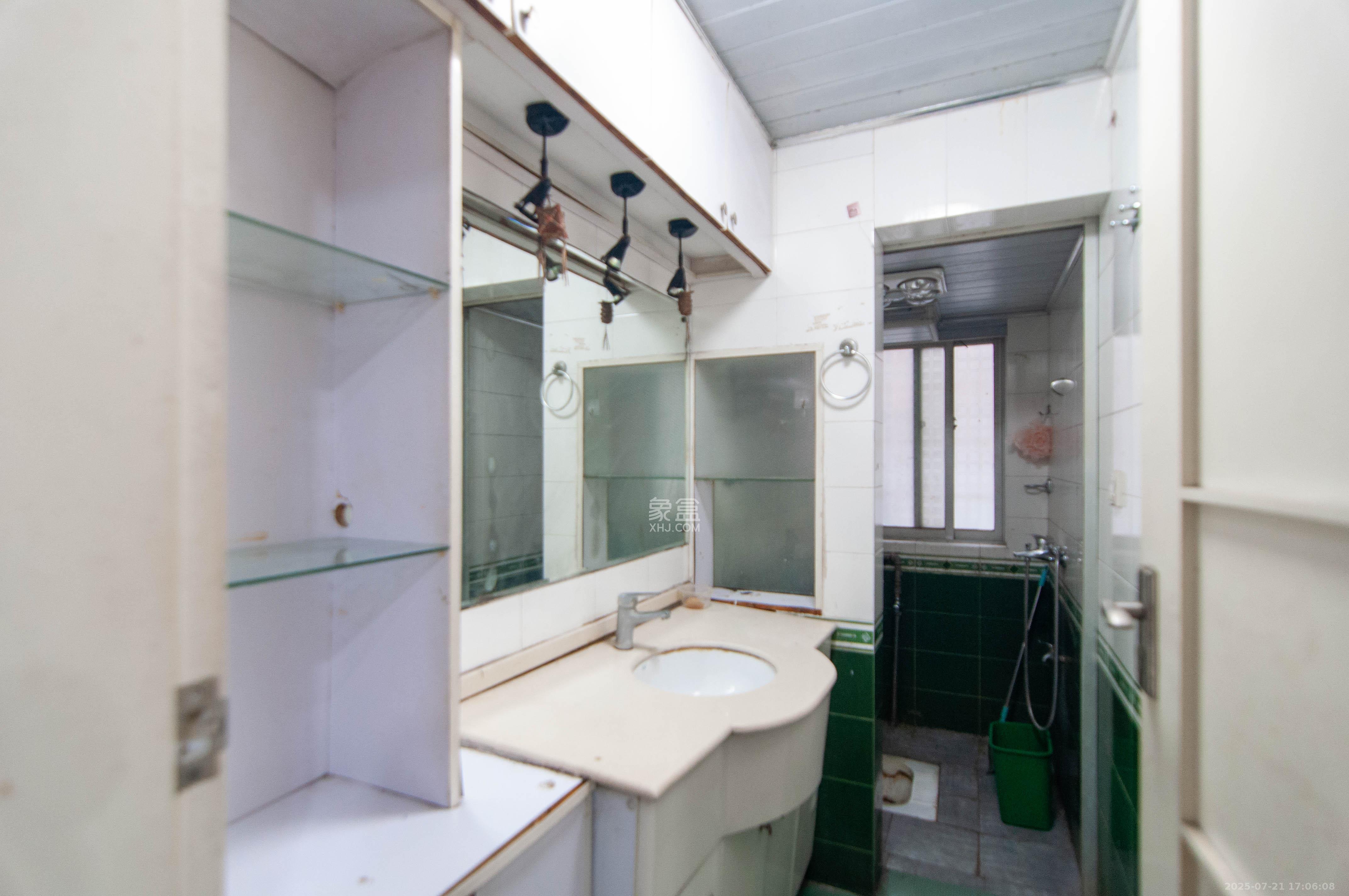 湘仪家园 3室2厅2卫 66.8万 湘仪家园 3室2厅2卫 66.8万卫生间