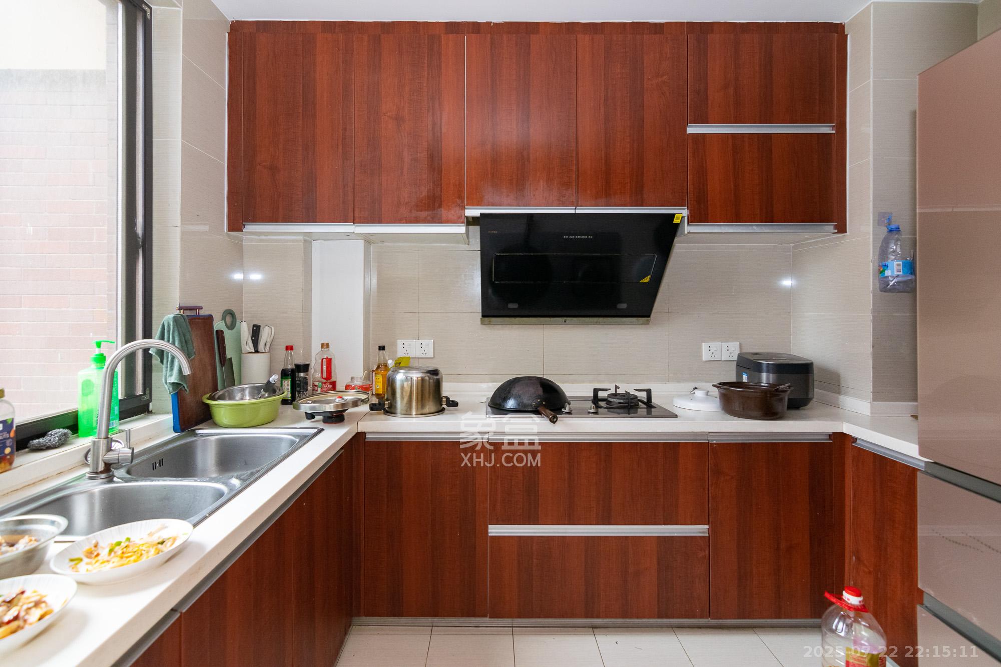 新城国际花都  3室2厅2卫    75.0万厨房