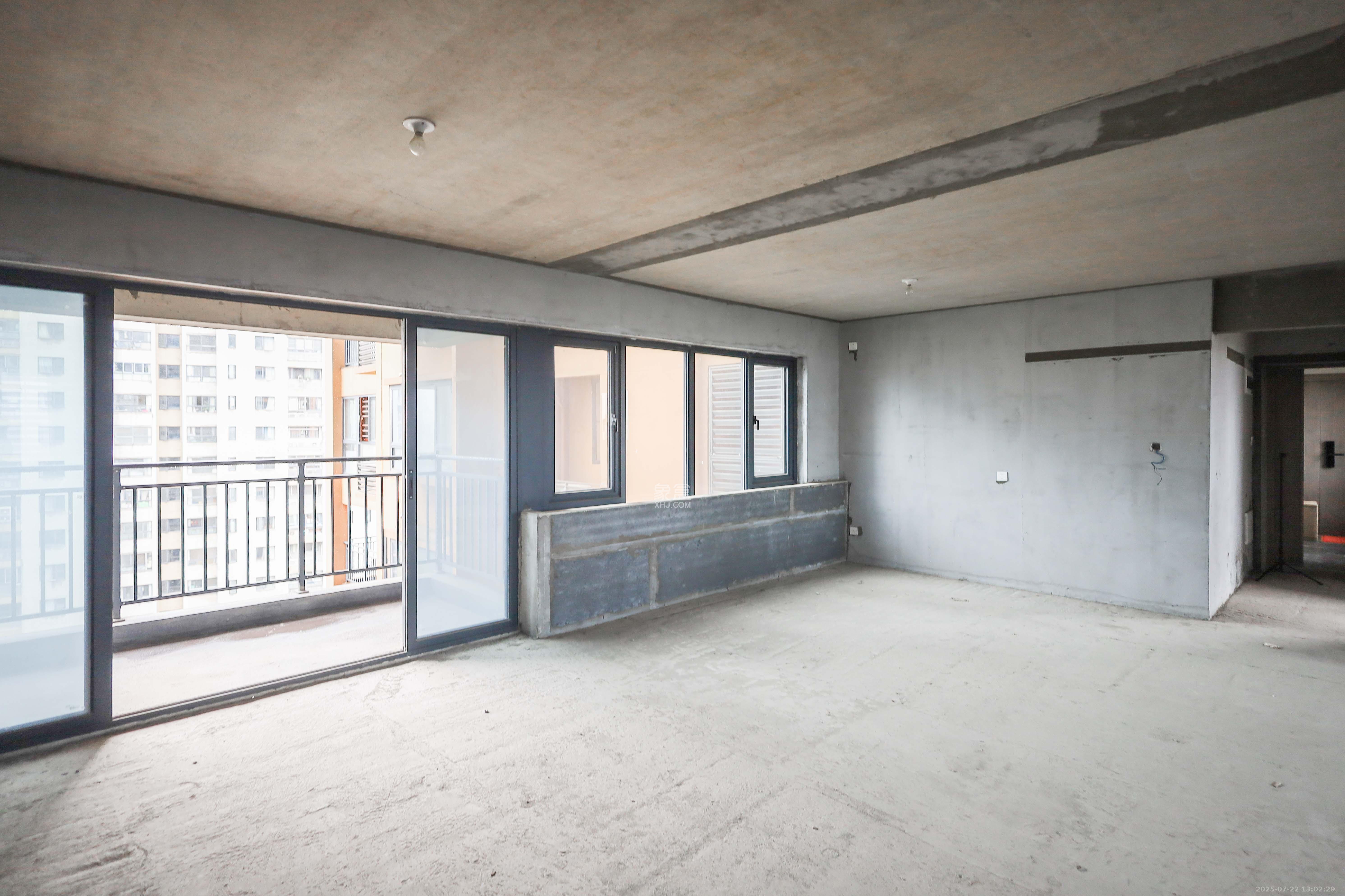 好莱城(弘德西街) 4室2厅2卫 118.0万 好莱城(弘德西街) 4室2厅2卫 118.0万客厅