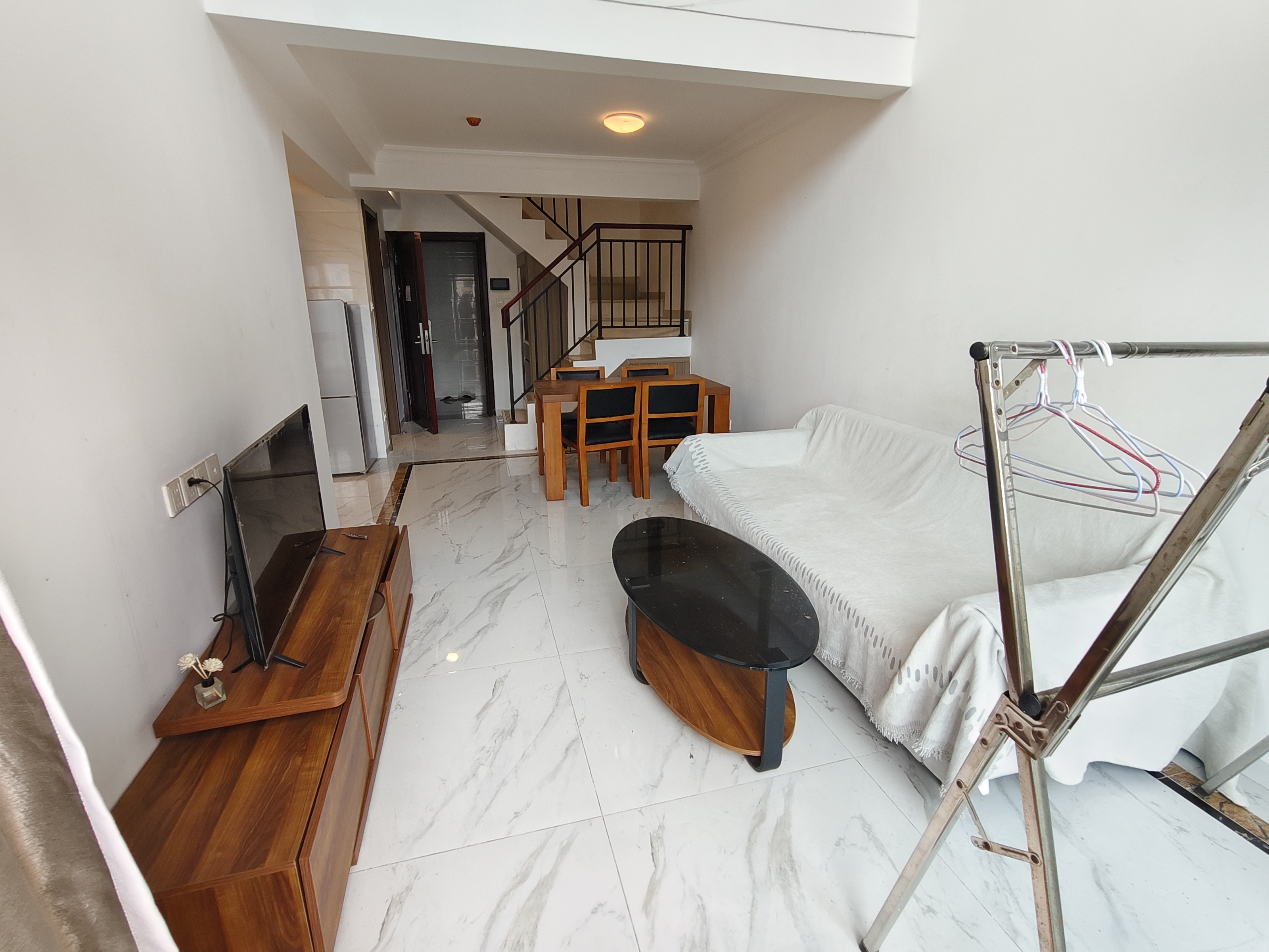 碧桂园一、二期(中央首府) 3室1厅1卫 2600.0元/月 碧桂园一、二期(中央首府) 3室1厅1卫 2600.0元/月室内图