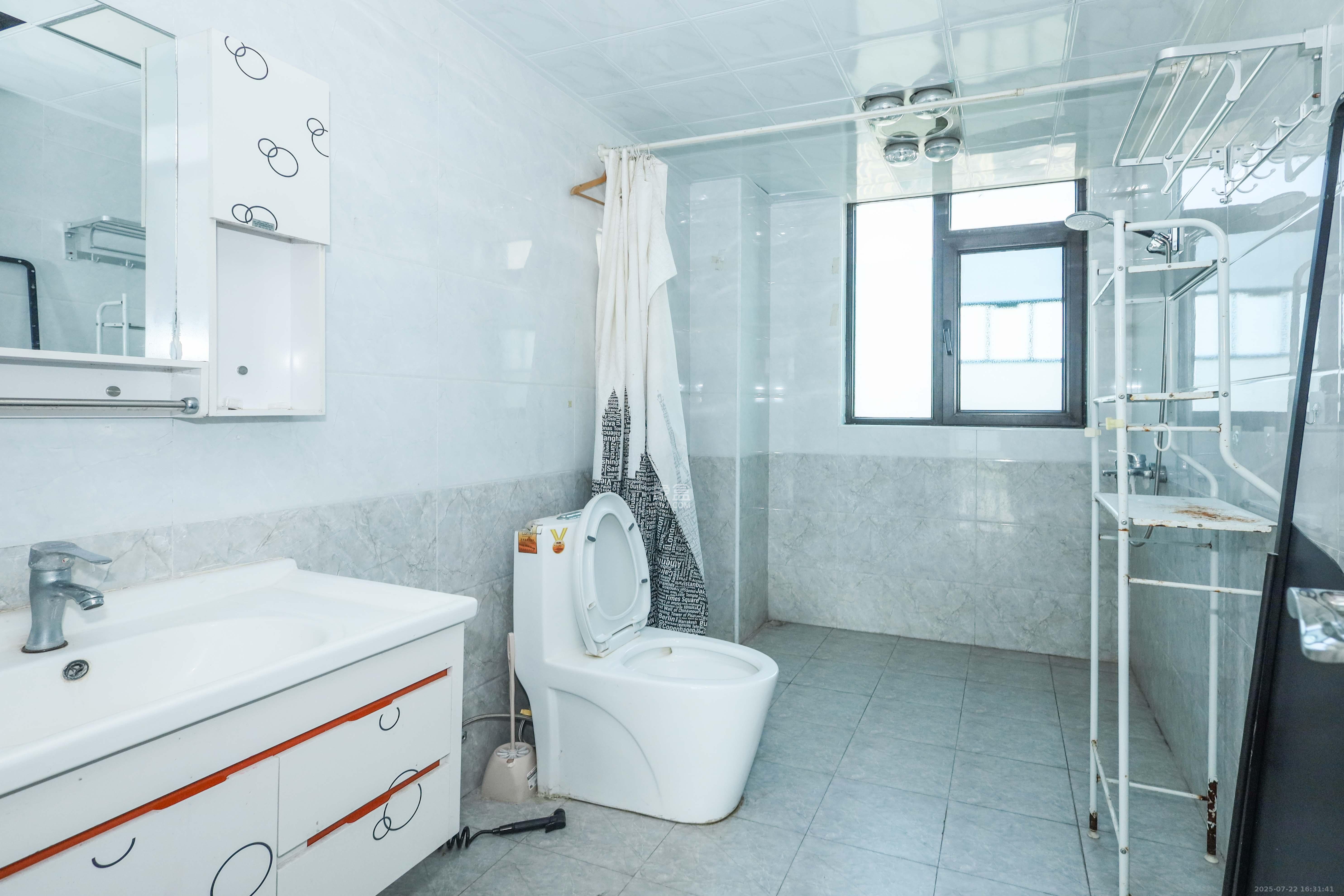 晟通牡丹舸 3室2厅2卫 210.0万 晟通牡丹舸 3室2厅2卫 210.0万卫生间