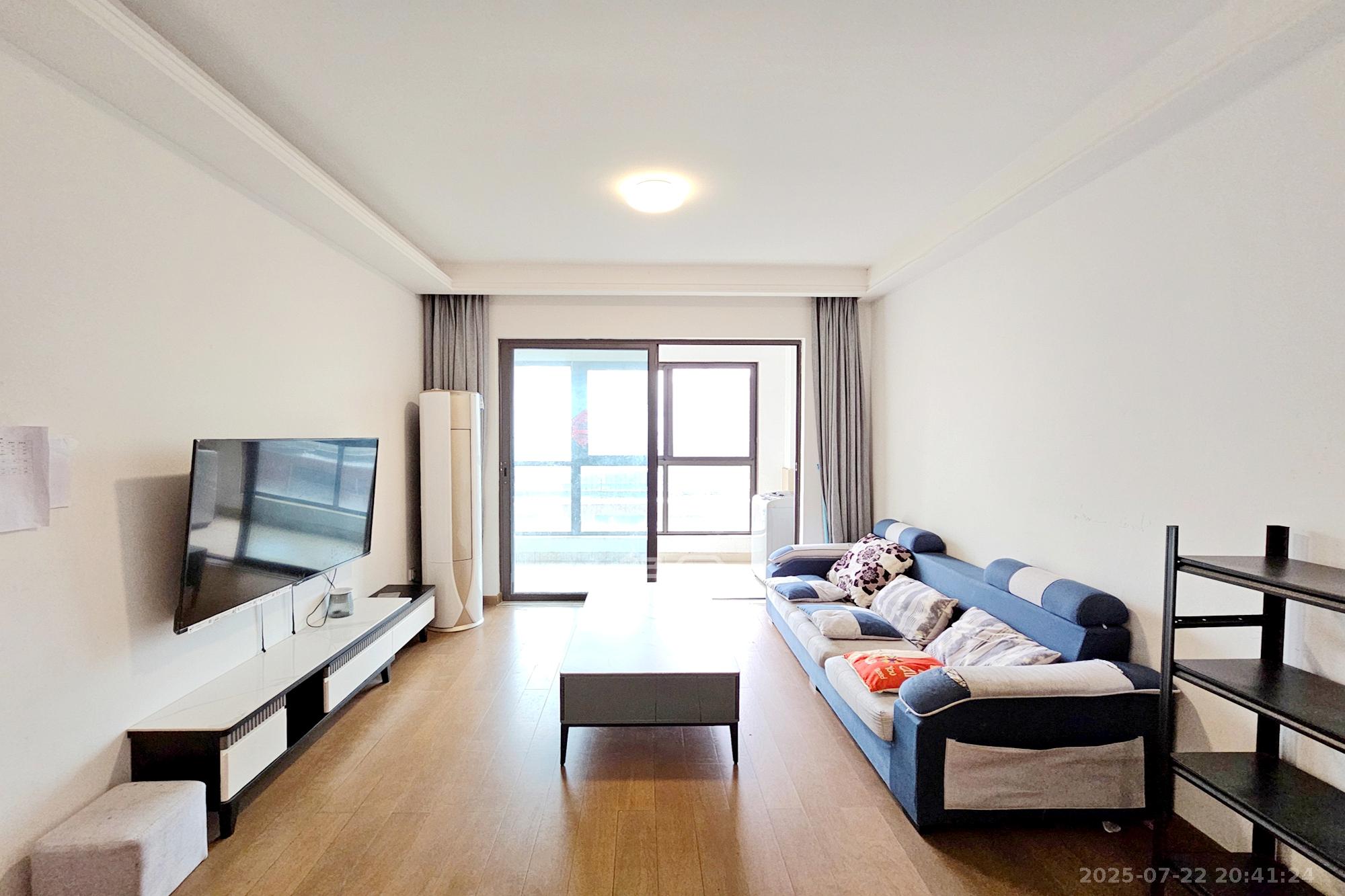 阳光城尚东湾蜜桃园 3室2厅1卫 112.0万 阳光城尚东湾蜜桃园 3室2厅1卫 112.0万客厅