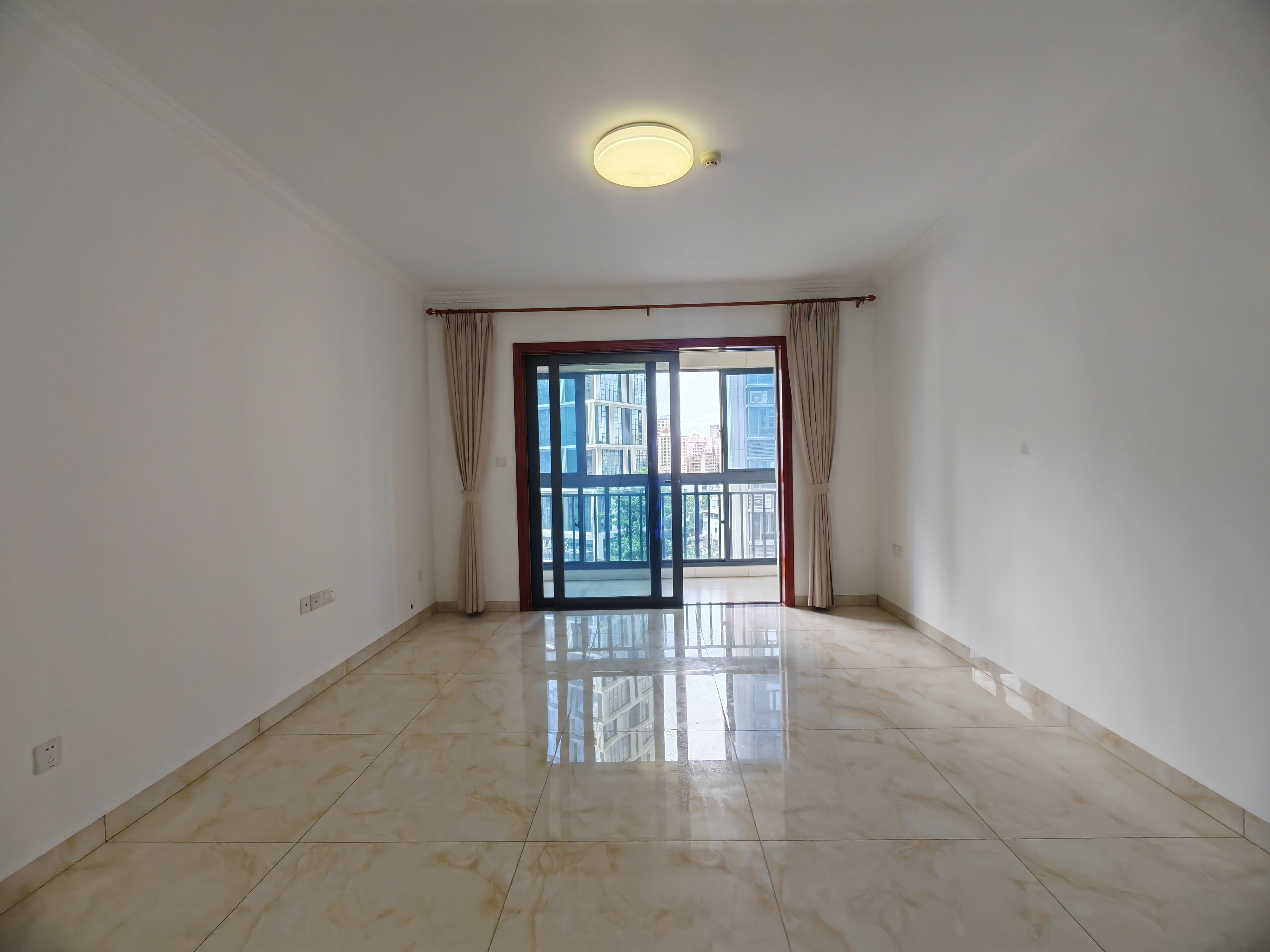 海航豪庭南苑 3室2厅2卫 297.0万 海航豪庭南苑 3室2厅2卫 297.0万客厅