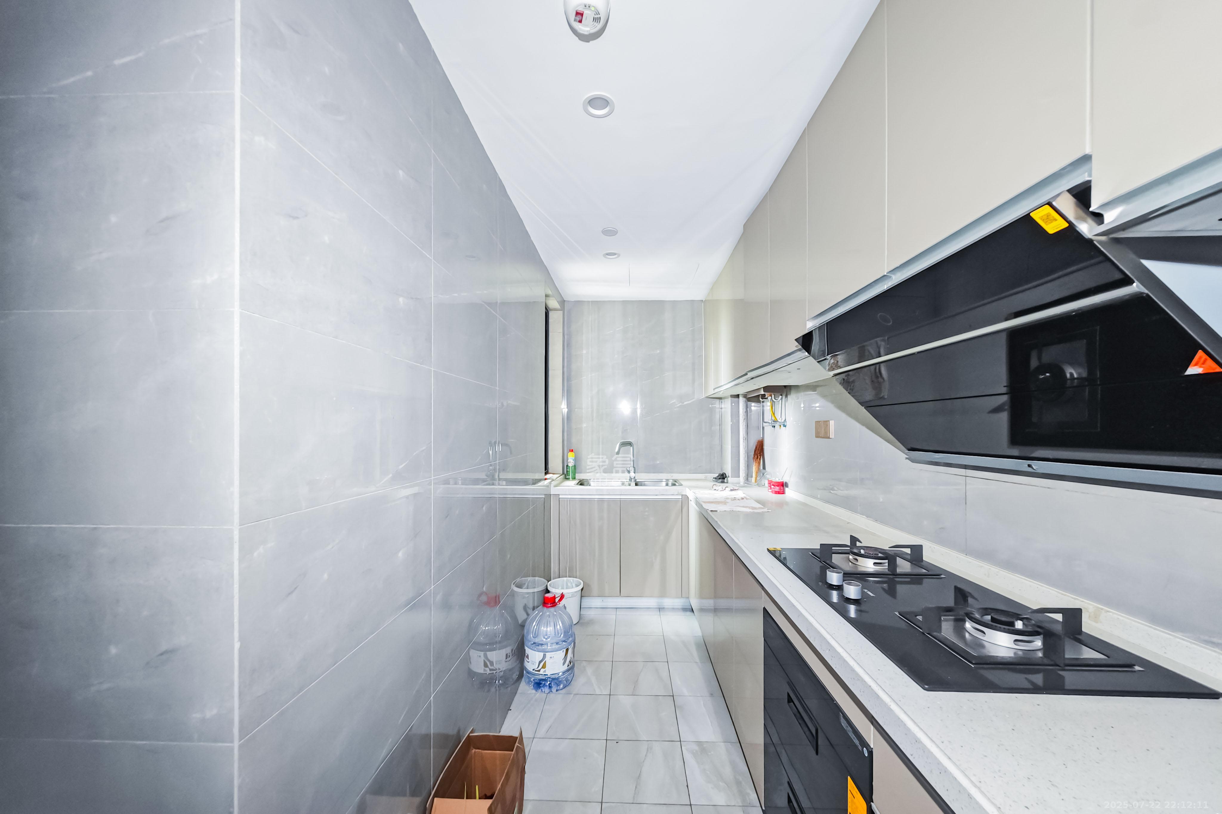 绿地长沙城际空间站（绿地新里佳苑）  3室2厅2卫    135.0万厨房