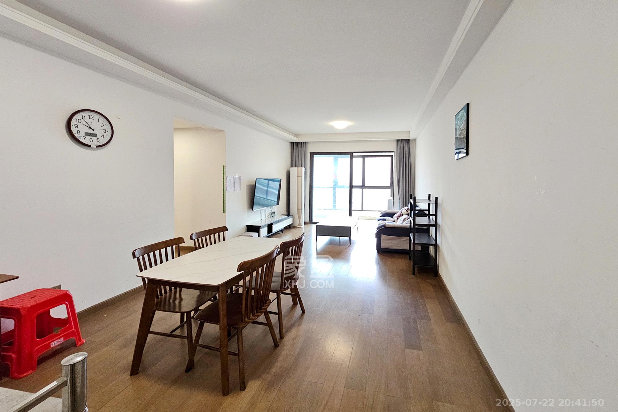 阳光城尚东湾蜜桃园 3室2厅1卫 112.0万 阳光城尚东湾蜜桃园 3室2厅1卫 112.0万客厅