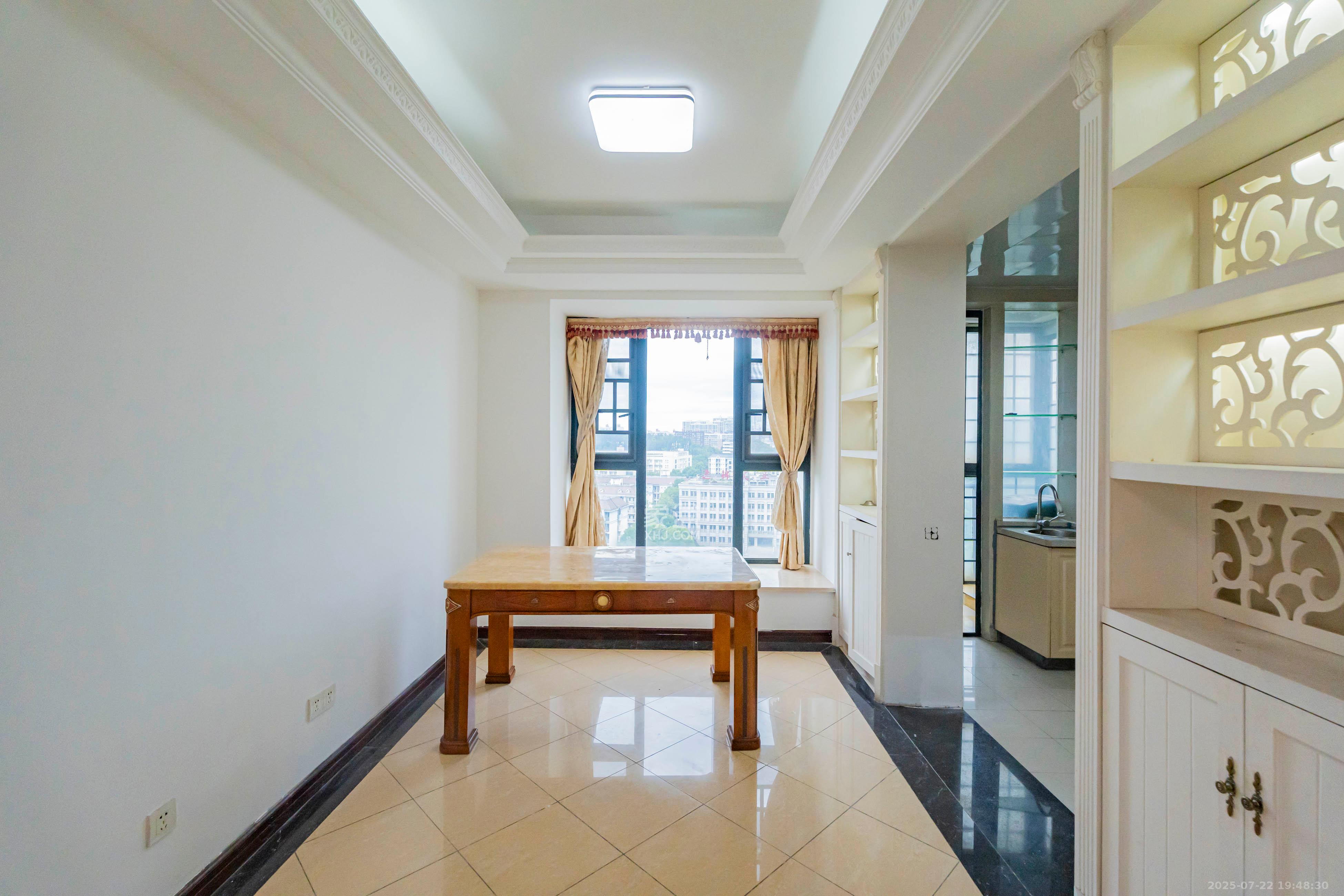 藏珑湖上国际花园 3室2厅2卫 128.0万 藏珑湖上国际花园 3室2厅2卫 128.0万客厅