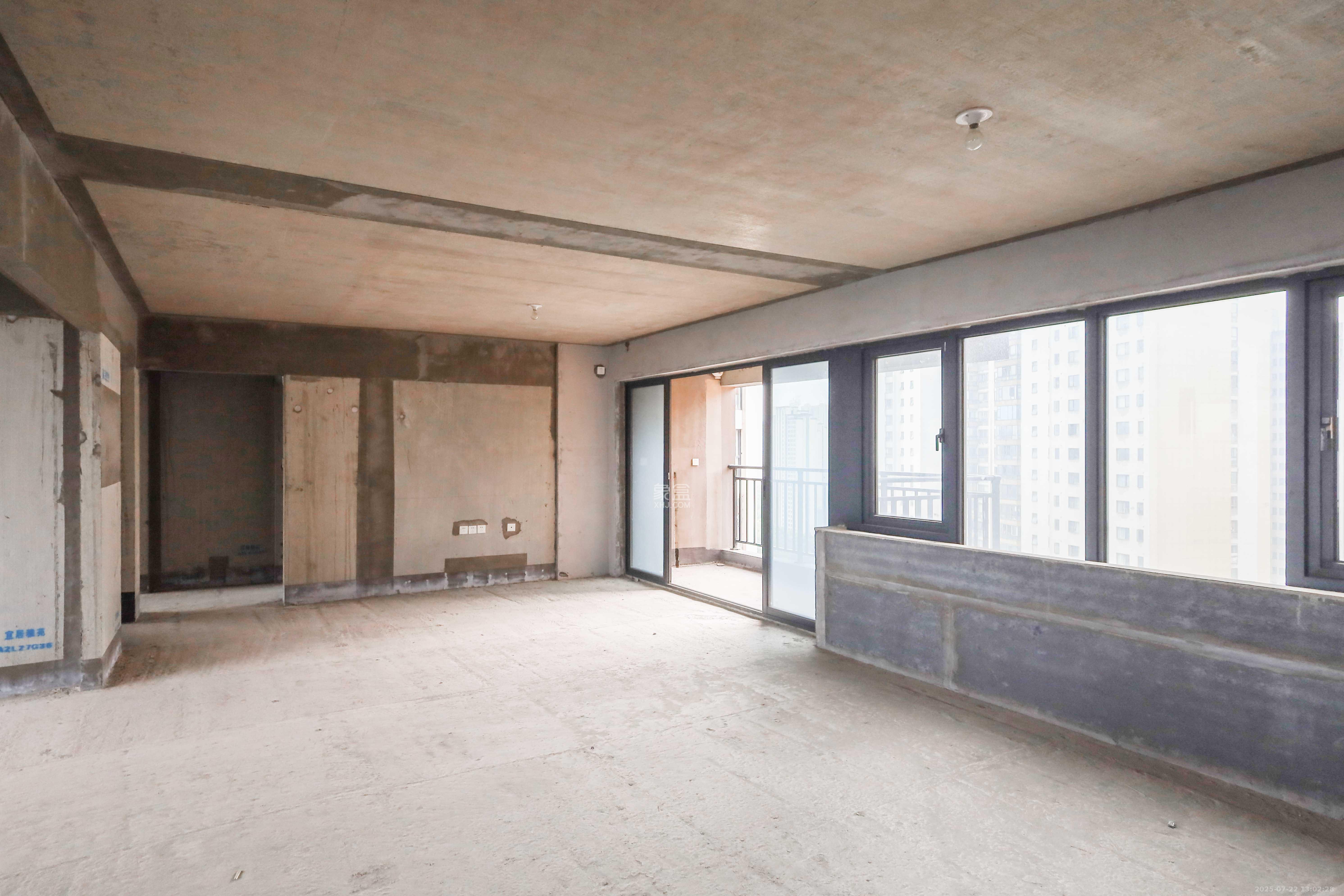 好莱城(弘德西街) 4室2厅2卫 118.0万 好莱城(弘德西街) 4室2厅2卫 118.0万客厅