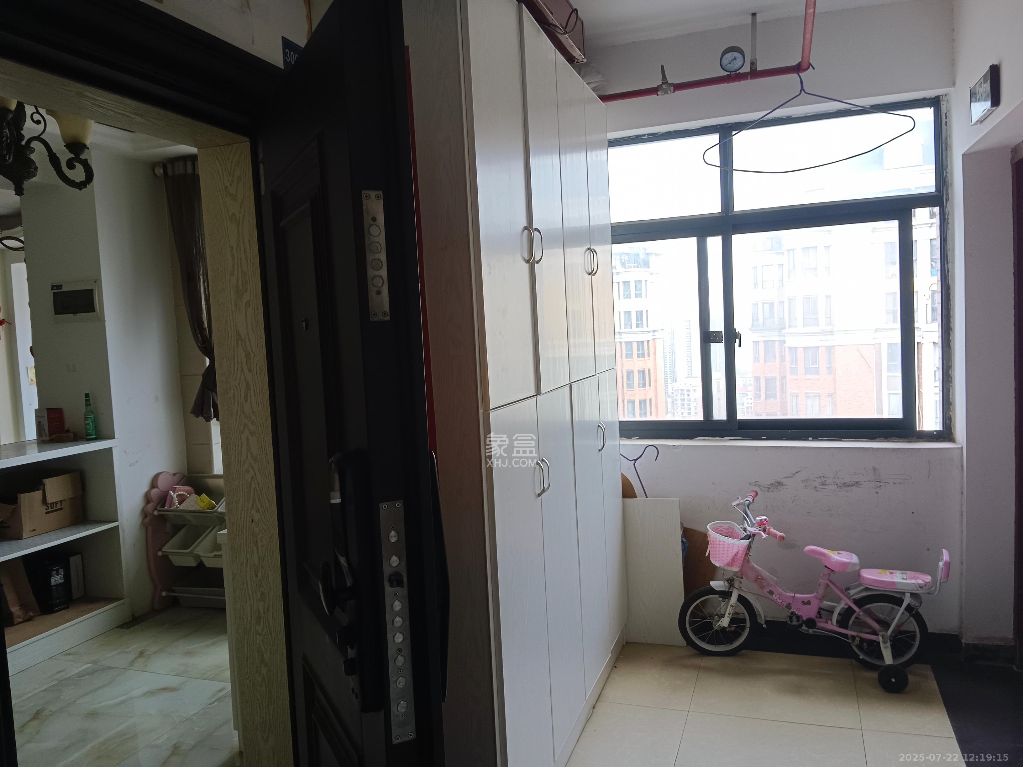 海拔东方  3室2厅2卫   2000.00元/月室内图
